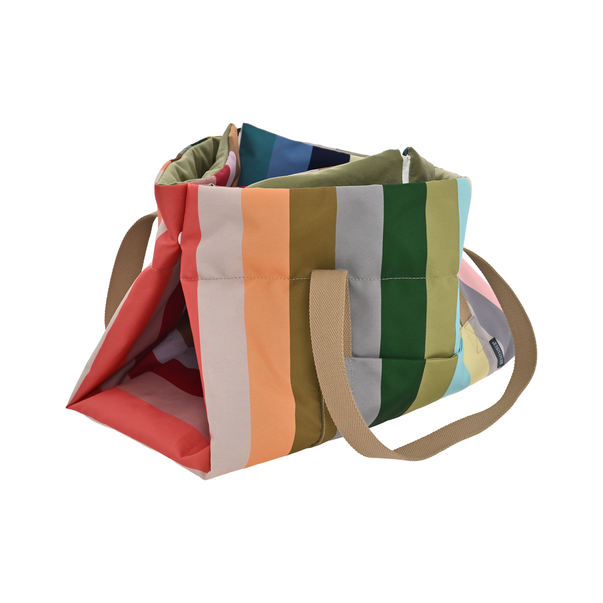 Couverture d'extérieur rayée pour chien « Ronja », pliée en sac de transport. Rayures colorées : rouge, beige, orange, vert, gris, bleu, jaune, rose. Poignées beiges, doublure vert olive.