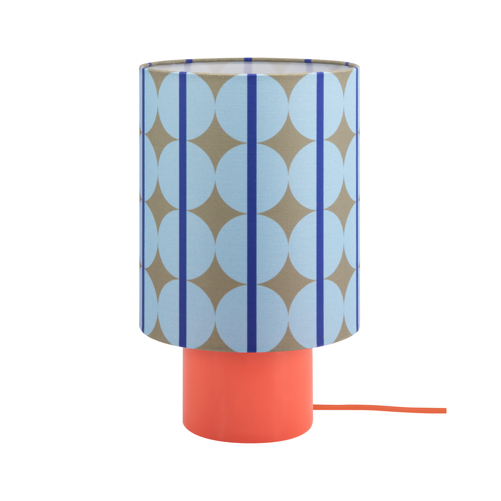 Zylindrische Tischlampe mit leuchtend orangefarbenem Keramikfuß. Textil-Lampenschirm mit modernem Muster aus überlappenden hellblauen Kreisen auf beigem Grund, mit vertikalen dunkelblauen Streifen. 36 cm hoch.