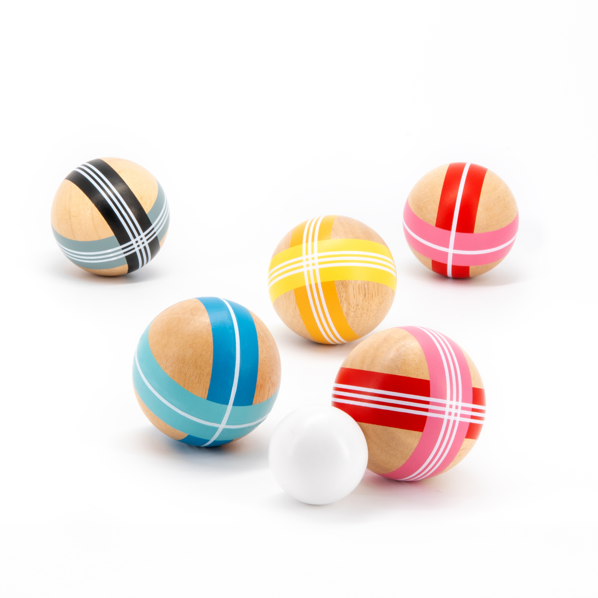 Fünf Boccia Holzkugeln mit Streifenmuster in Schwarz, Blau, Gelb, Rot und Rosa um eine weisse Zielkugel auf weissem Grund.