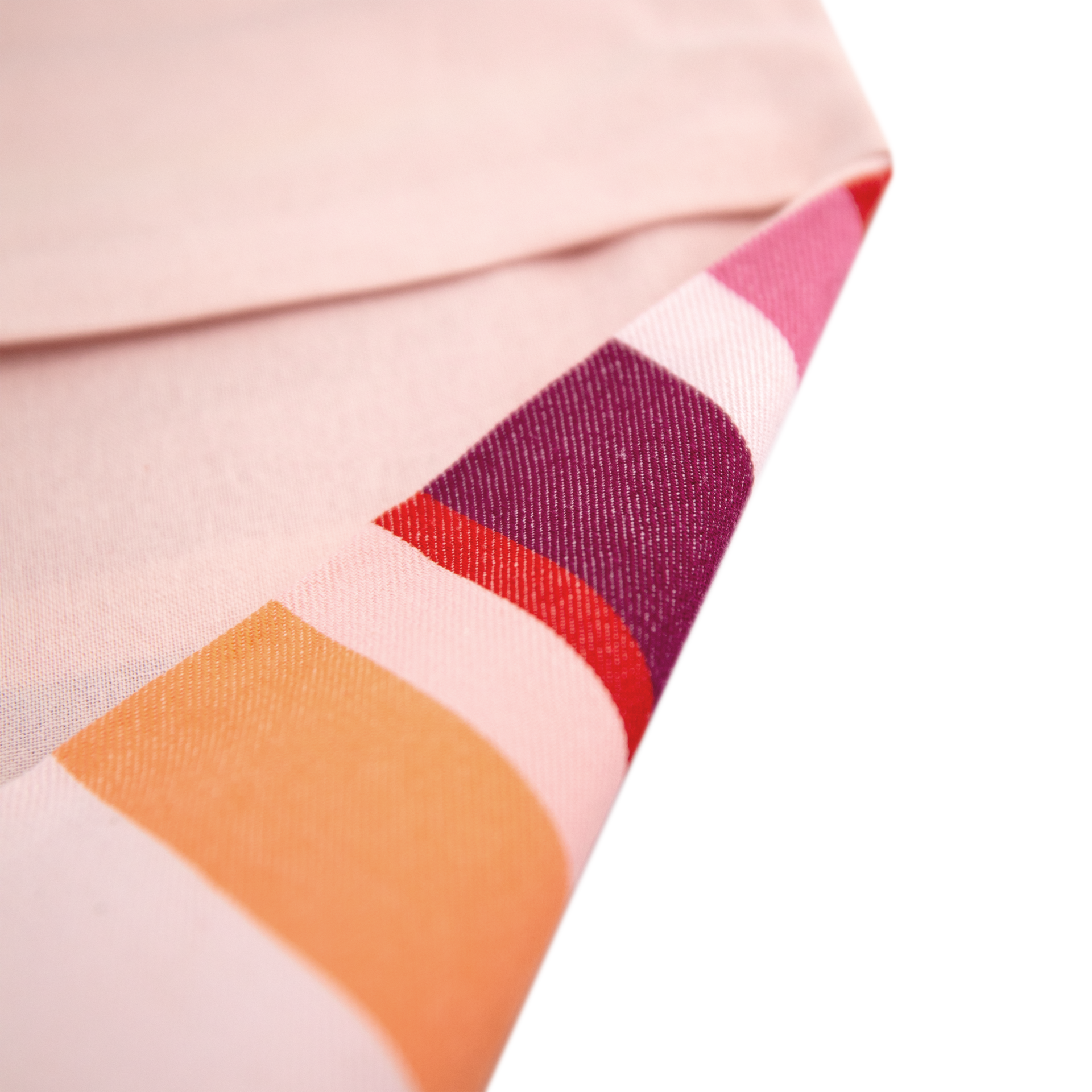 Detailaufnahme vom Baumwoll-Kissen 'Marrakesch' mit farbigen Streifen in Orange, Rosa und Lila. Der Stoff ist leicht gefaltet und zeigt eine feine Textur.