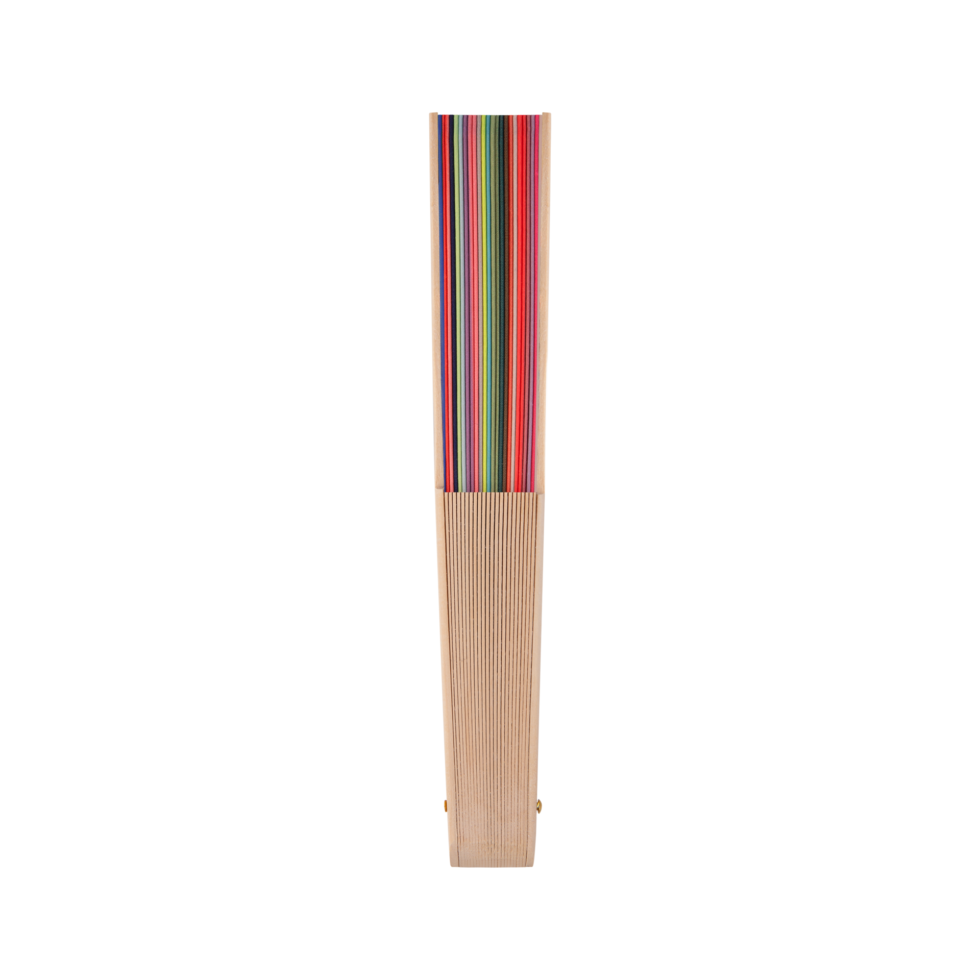 Un éventail à main fermé 'Lorenzo' est posé verticalement sur un fond blanc. La partie inférieure est en bois clair, la partie supérieure en tissu multicolore.