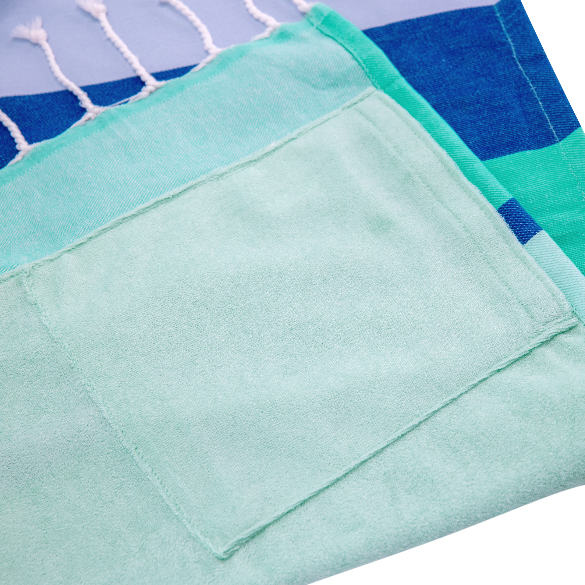 Ein Hamam-Tuch 'Elba' mit bunten Streifen in Blau-, Grün- und Gelbtönen. An beiden Enden des Tuchs sind Fransen.