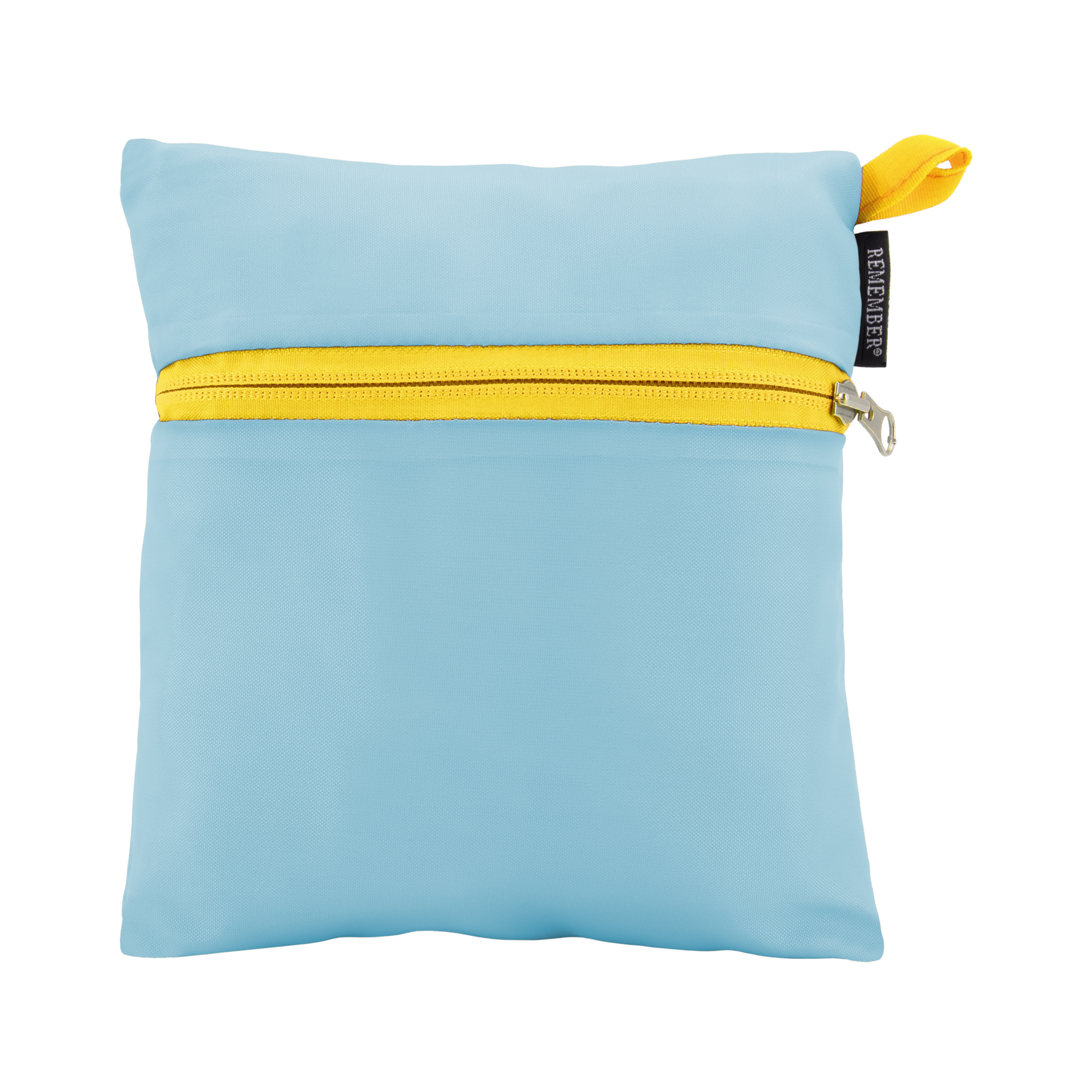 Sac de loisirs et de voyage bleu clair, pliable, en polyester. Fermeture à glissière jaune vif avec curseur argenté sur le dessus. En haut à droite, une boucle en tissu jaune et une étiquette noire «REMEMBER® ». Sur fond blanc.
