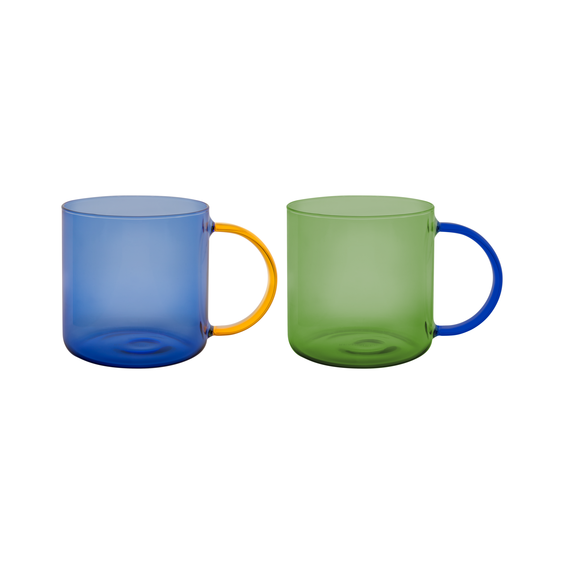 Zwei Glasbecher: Einer blau mit gelbem Henkel, der andere grün mit blauem Henkel, beide stehen nebeneinander vor einem weißen Hintergrund.