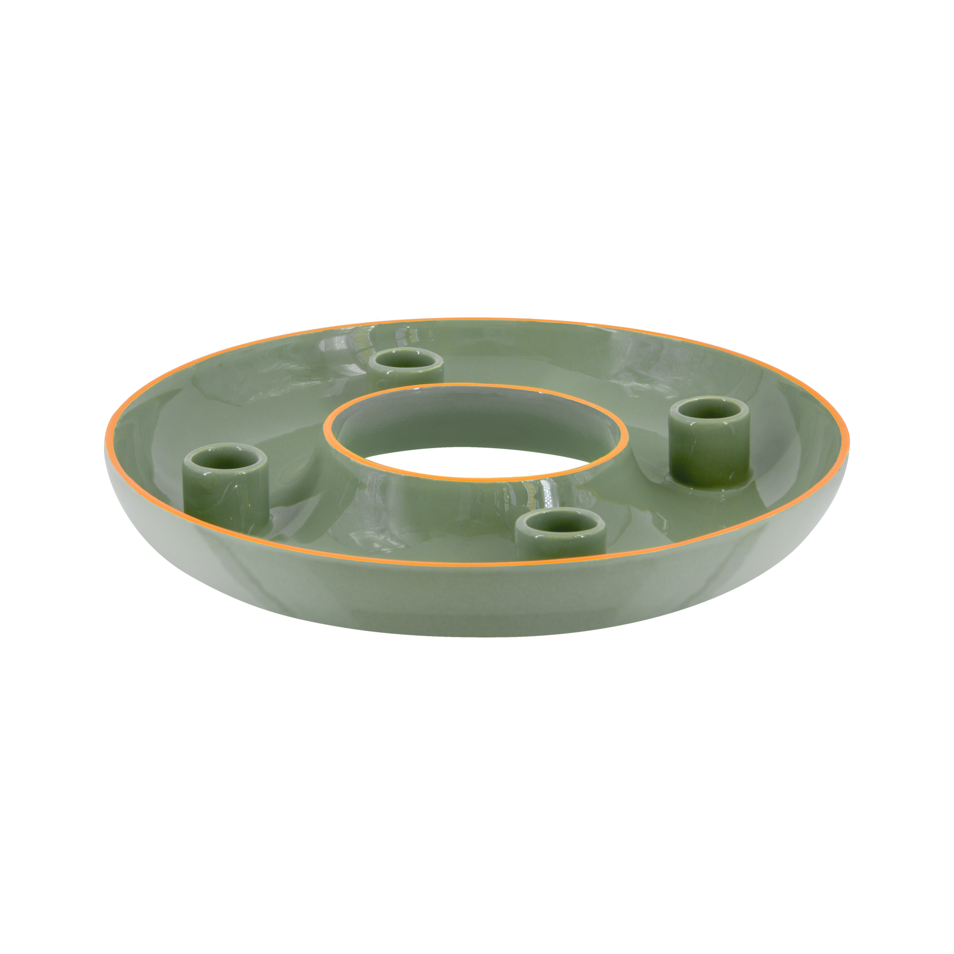 Grüne Adventskranzschale 'Lucia' aus Keramik in Donut-Form, mit vier Kerzenhaltern und einem dünnen orangenen Rand auf weißem Hintergrund.