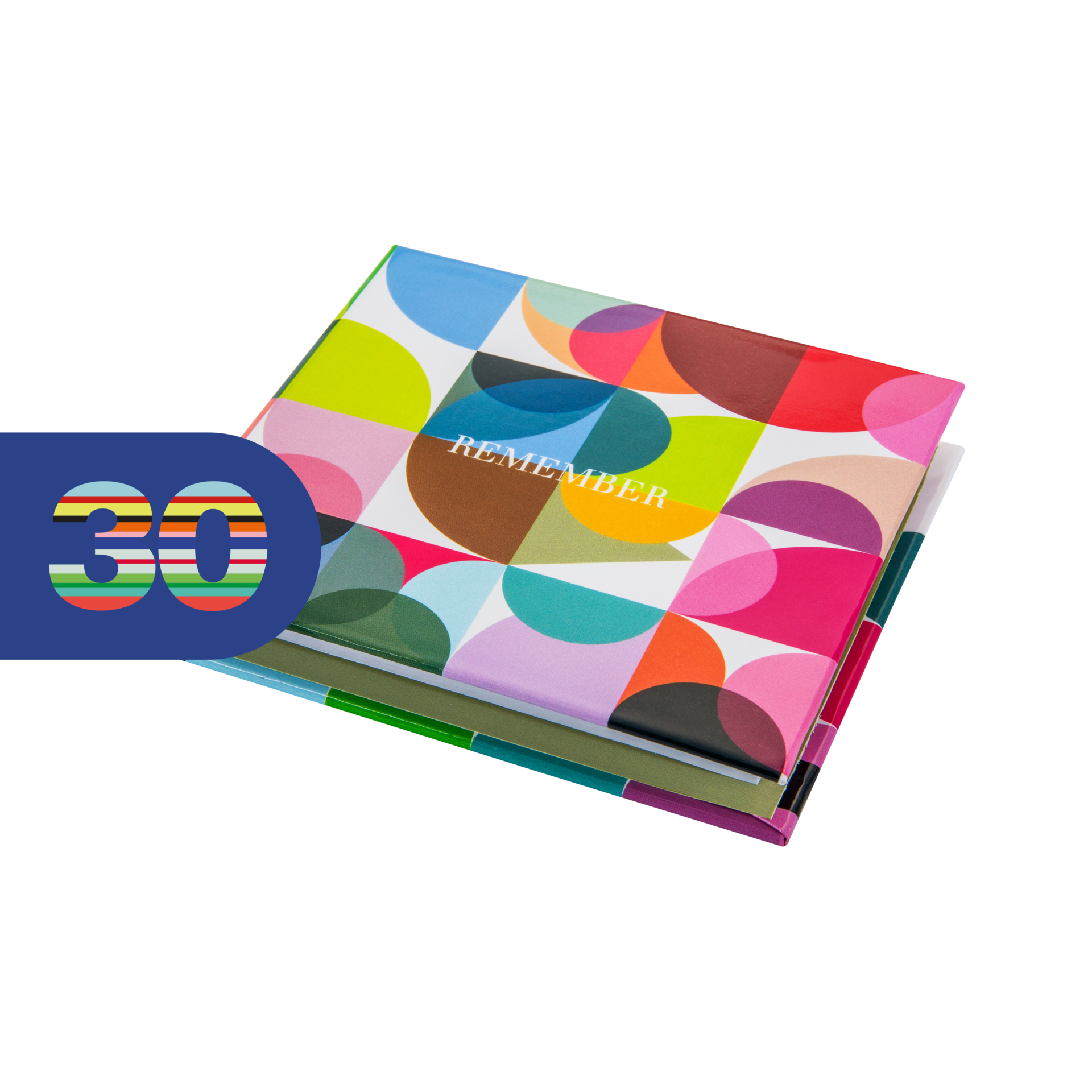 Un petit bloc-notes à couverture ornée d’un motif géométrique abstrait et coloré : demi-cercles et carrés aux couleurs vives (bleu, vert, rose, orange). Au centre, on lit «REMEMBER ». Pratique, avec de nombreuses feuilles.