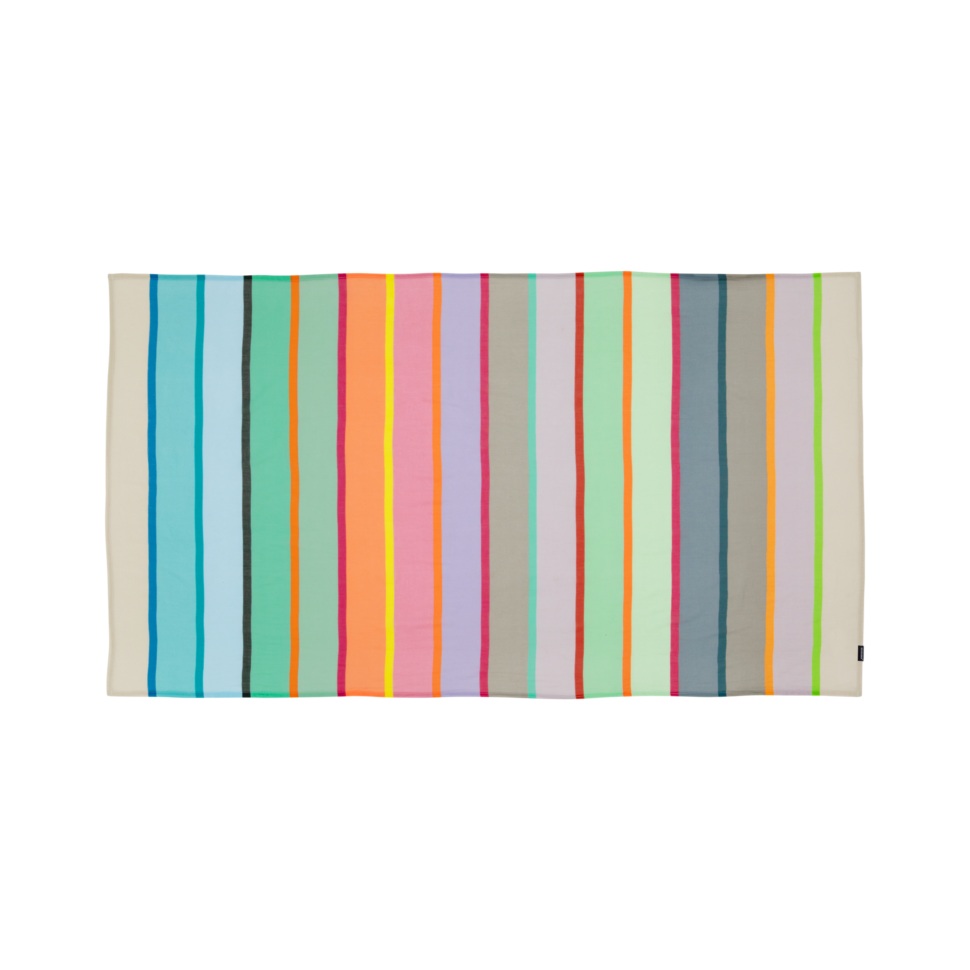 Ein rechteckiges Strandtuch mit bunten, vertikalen Streifen in Beige, Blau, Grün, Orange, Rosa, Lila und Grau.