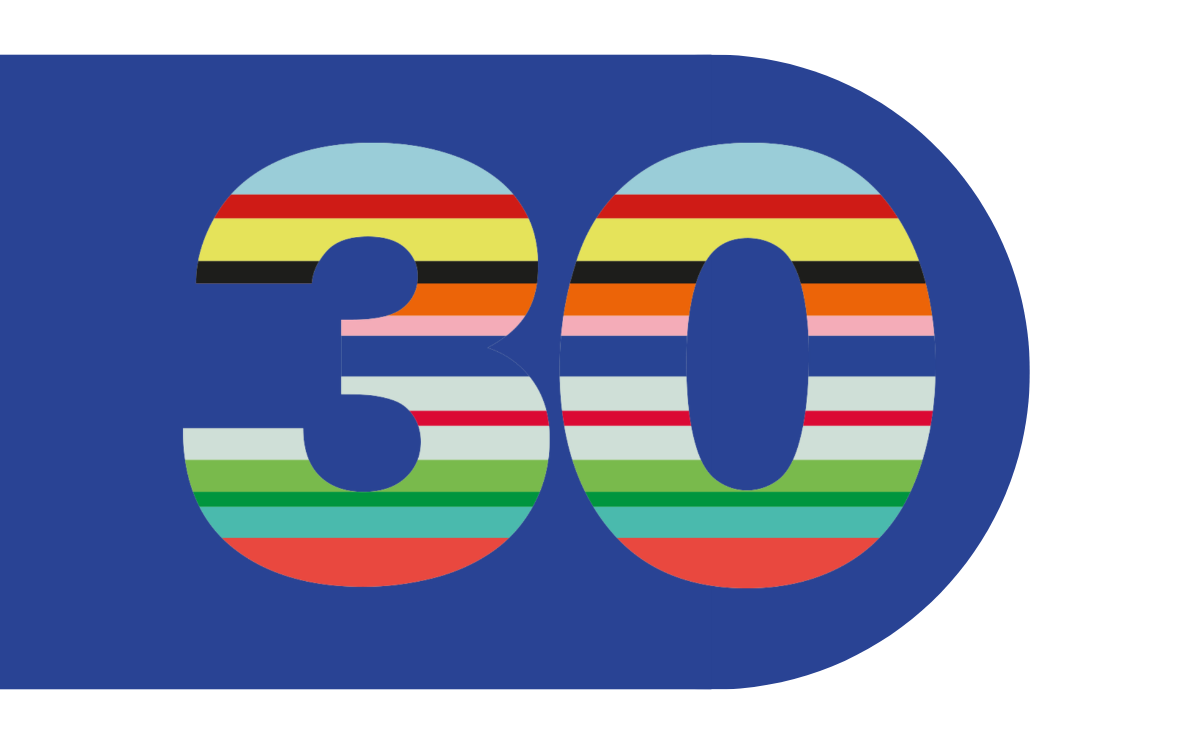 Le chiffre 30 est représenté sur un rectangle arrondi de couleur bleu foncé. Les chiffres sont remplis de bandes horizontales colorées dans les tons bleu clair, rouge, jaune, noir, orange, rose, gris clair, vert et turquoise.