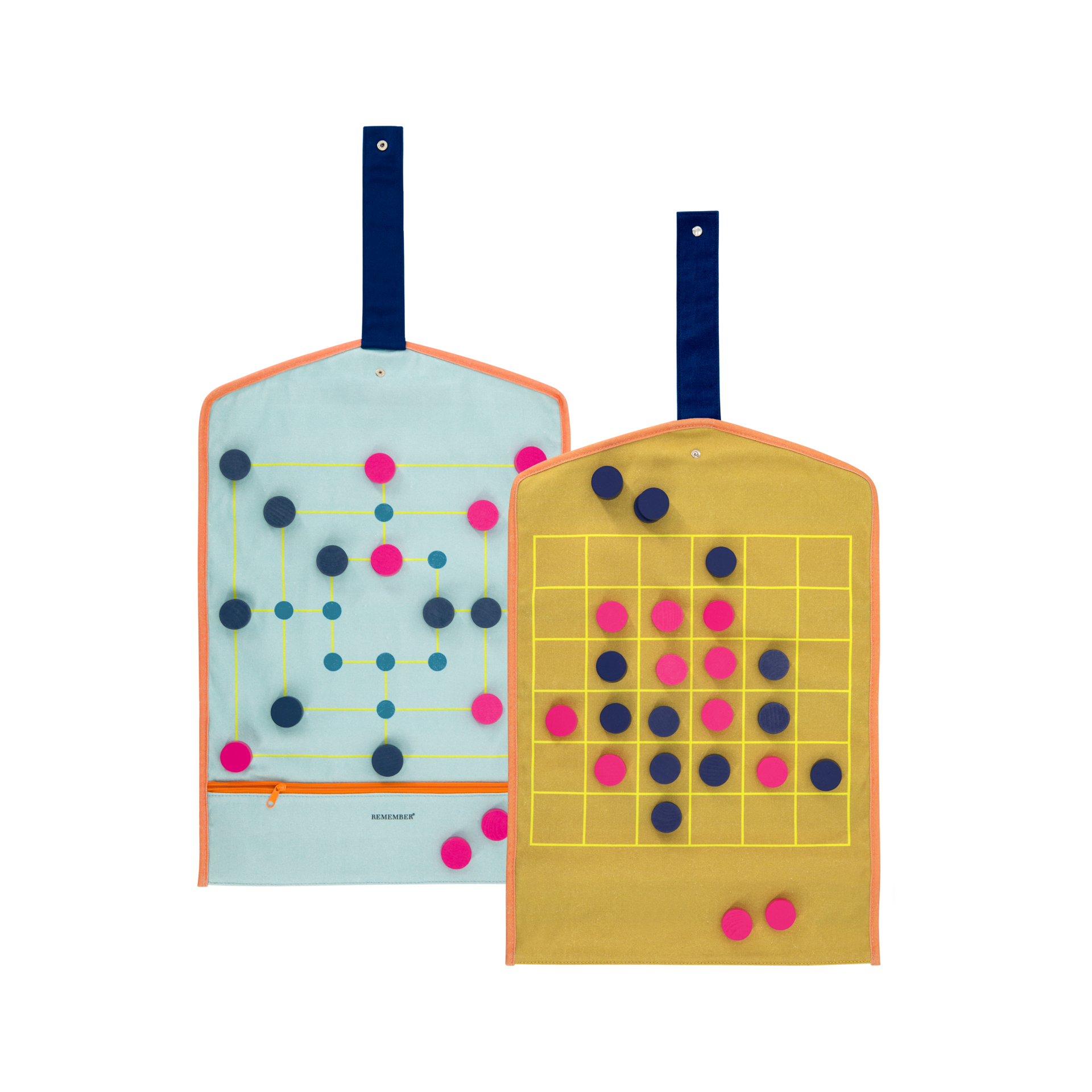 Zwei textile 'Roll-Up' Brettspiele in Blau und Gelb mit Spielsteinen in Pink und Dunkelblau. Sichtbar sind die aufgedruckten Spielfelder und die Aufhänge-Laschen.