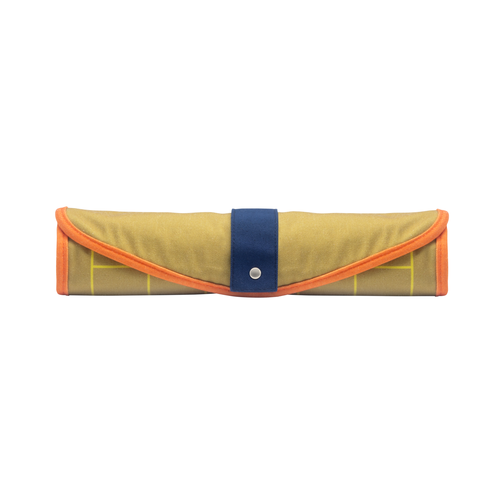 Aufgerolltes textiles Brettspiel in Beige mit orangefarbenen Rändern und gelben Spielfeldlinien. Ein blauer Riemen mit Druckknopf hält es geschlossen.