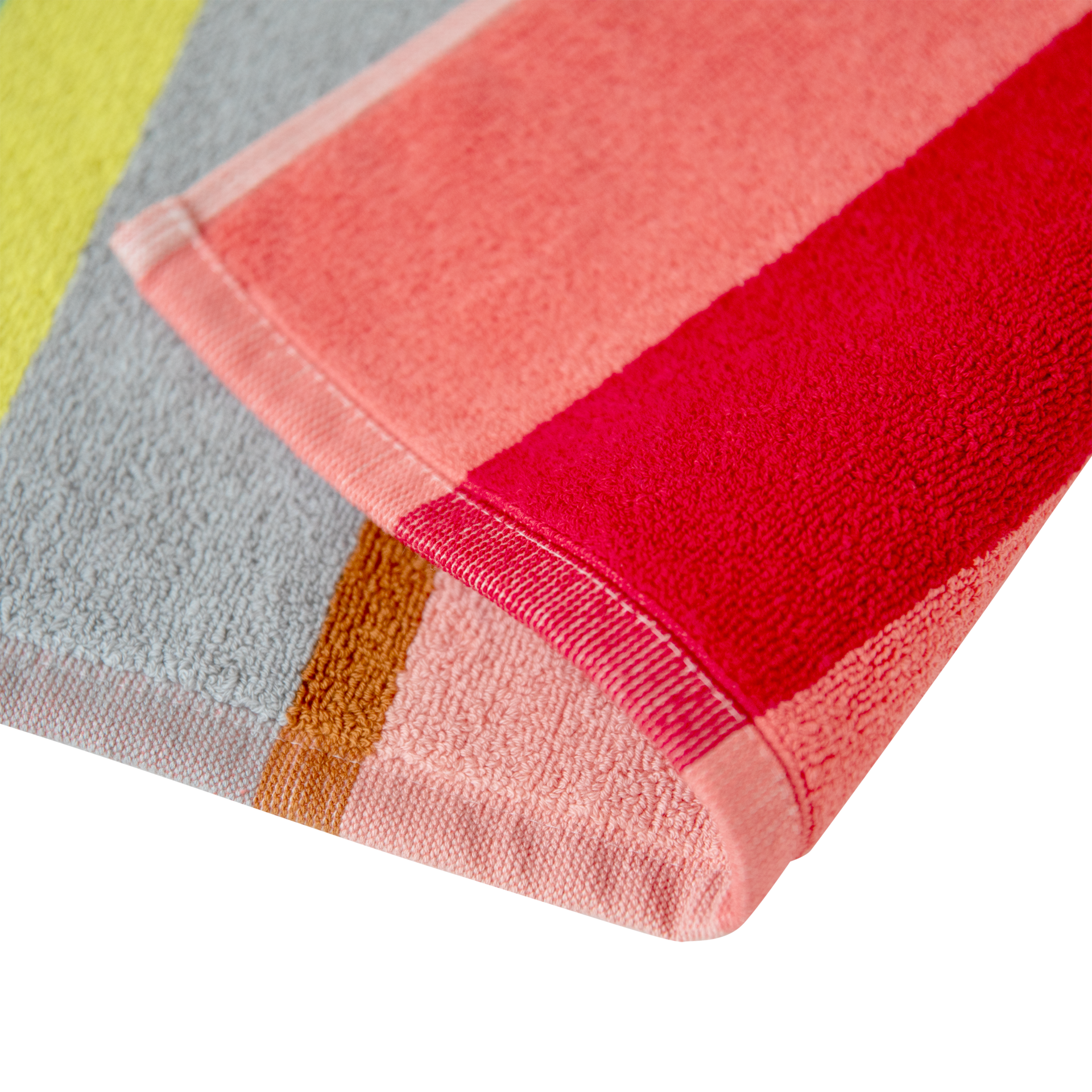 Zoom auf einen Badteppich Nizza mit farbigen Streifen: gelb, grau, braun, rosa und rot. Die Textur ist flauschig und weich. Der Teppich ist sauber verarbeitet.