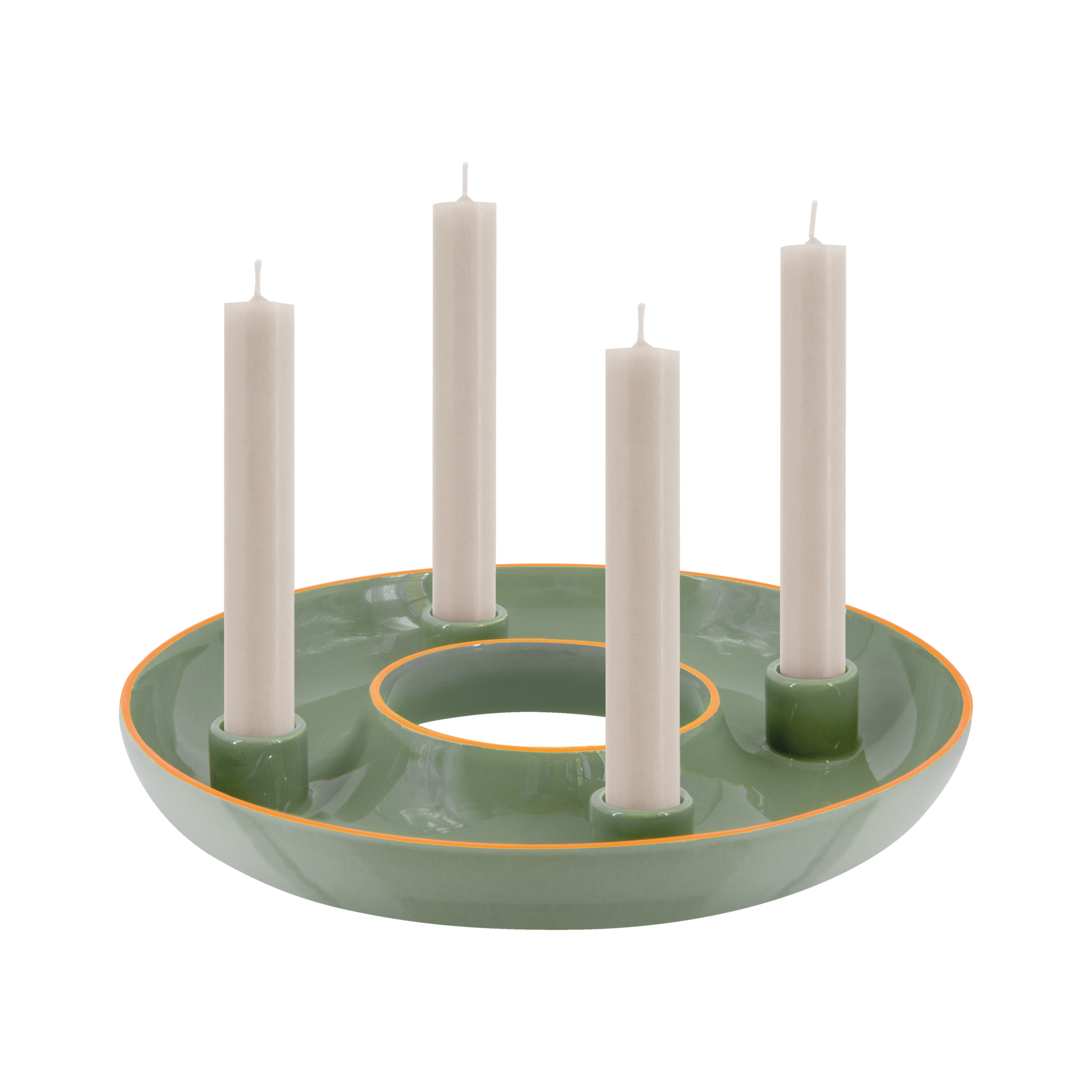 Eine grüne Adventskranzschale 'Lucia' mit orangefarbenen Akzenten und vier beigen Kerzen steht vor einem weißen Hintergrund.