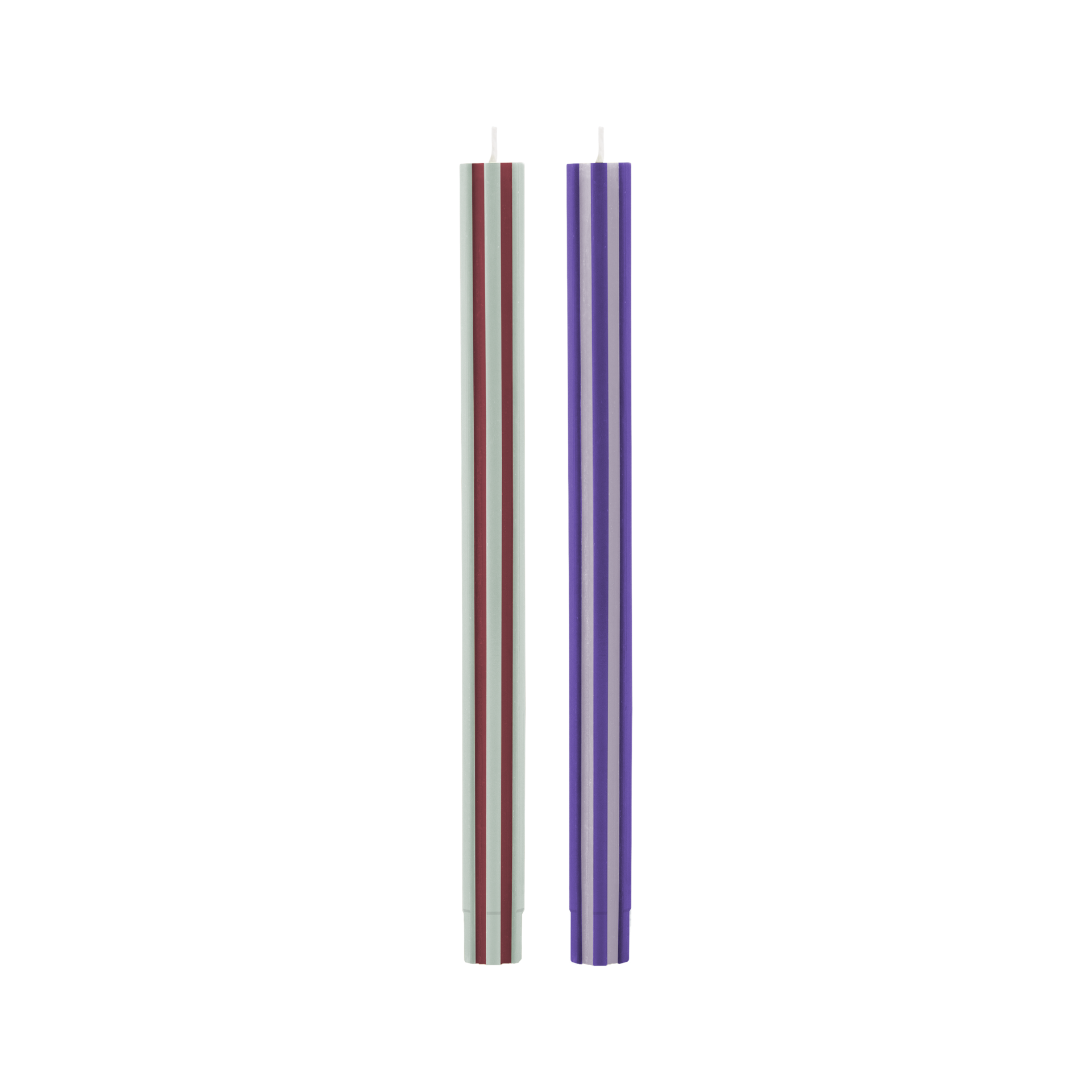 Due candele a bastoncino scanalate del set "Paris", una rosso-verde, l'altra viola-lilla, su sfondo bianco.
