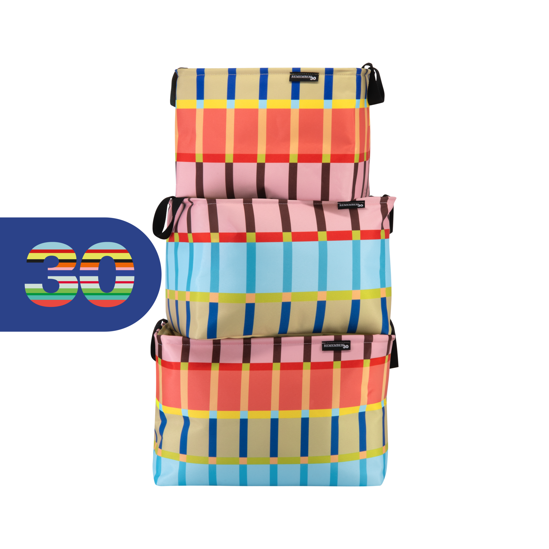 Trois paniers de rangement colorés empilés sur fond blanc. Paniers Kaido à carreaux éclatants (rose, rouge, bleu, jaune, vert, beige), avec poignées noires et étiquette « REMEMBER30 », parfaits pour le rangement.