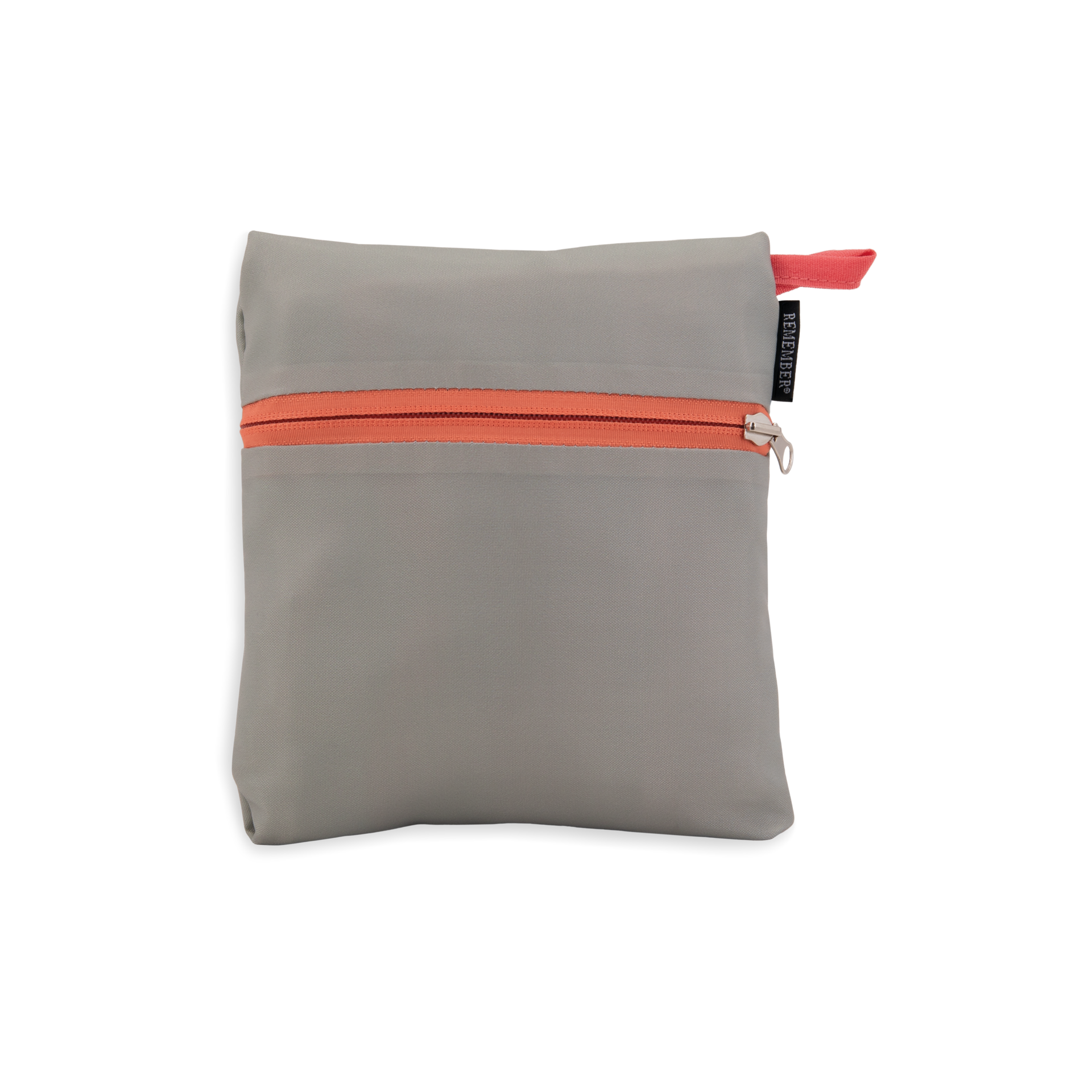 Zusammengefaltete, graue Reisetasche 'Max' mit orangem Reißverschluss und einer orangen Schlaufe, flach liegend auf weißem Hintergrund.