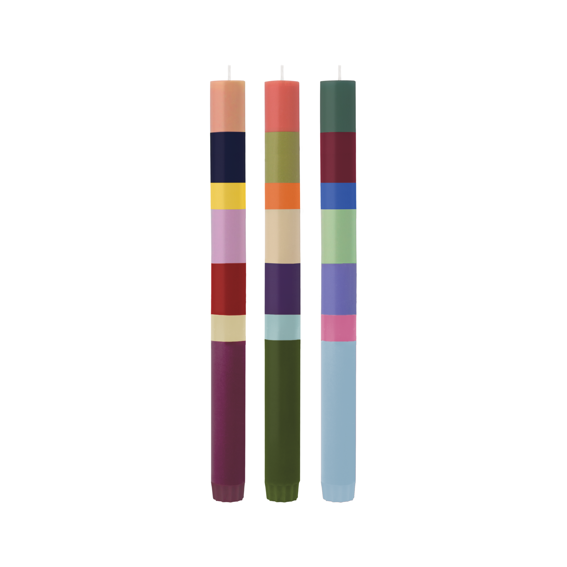 Tre candele a bastoncino "Osaka" in un design a blocchi di colore con diverse combinazioni di colori. Cera stearina vegana, commercio equo e solidale.