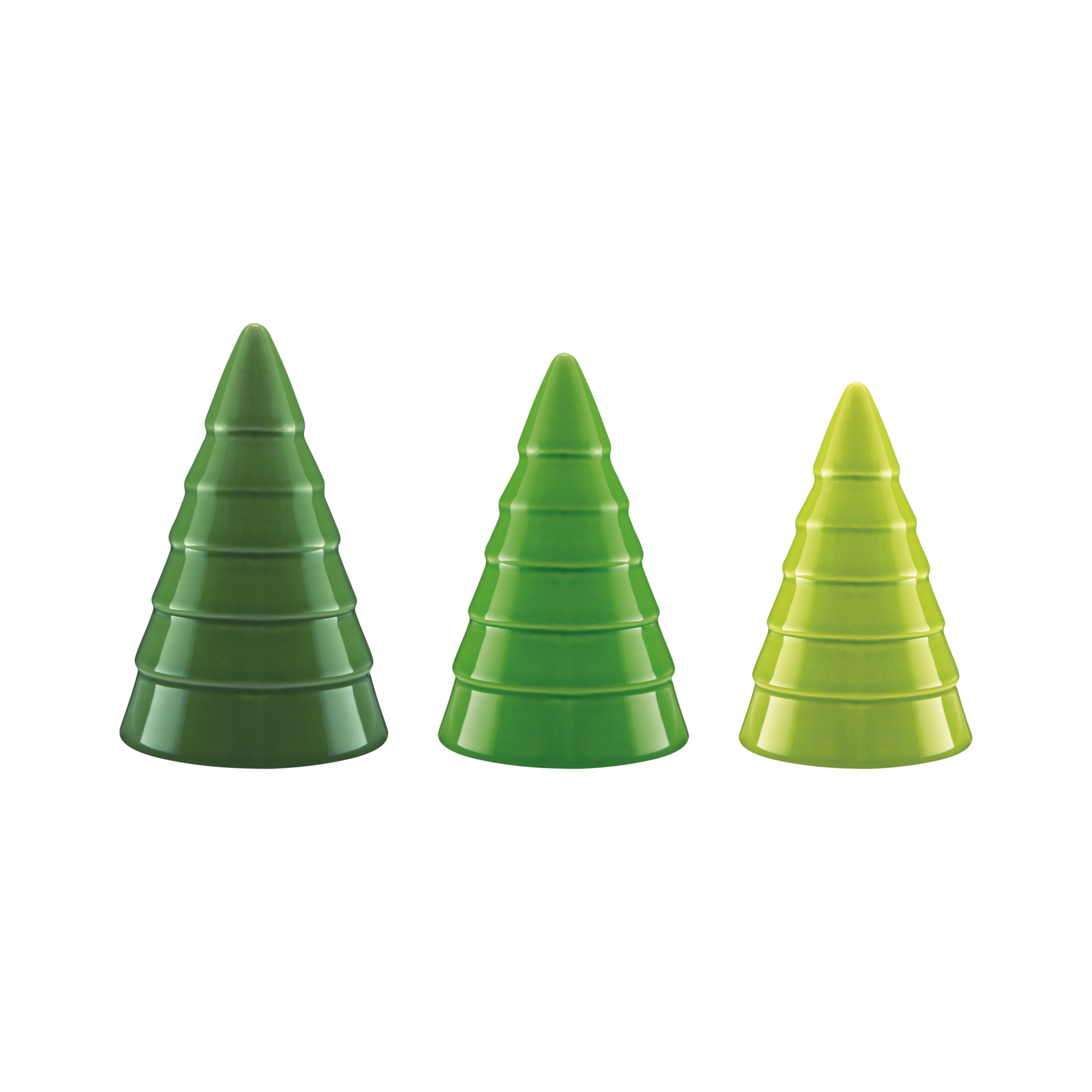 Trois sapins décoratifs en céramique sur fond blanc. De gauche à droite : vert foncé, vert moyen, vert clair. Émaillés brillants, ils présentent des rainures horizontales qui évoquent des branches stylisées et une texture en couches.