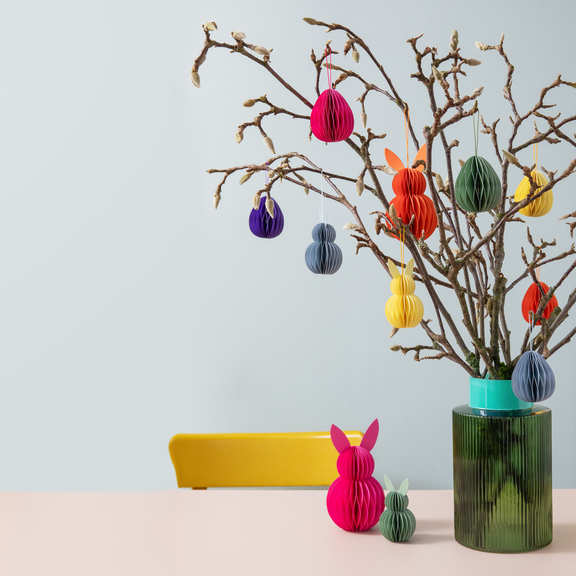 Sechs ovale Baumschmuck-Anhänger in Blau, Orange, Pink, Gelb, Lila und Grün mit Aufhängeschlaufen.