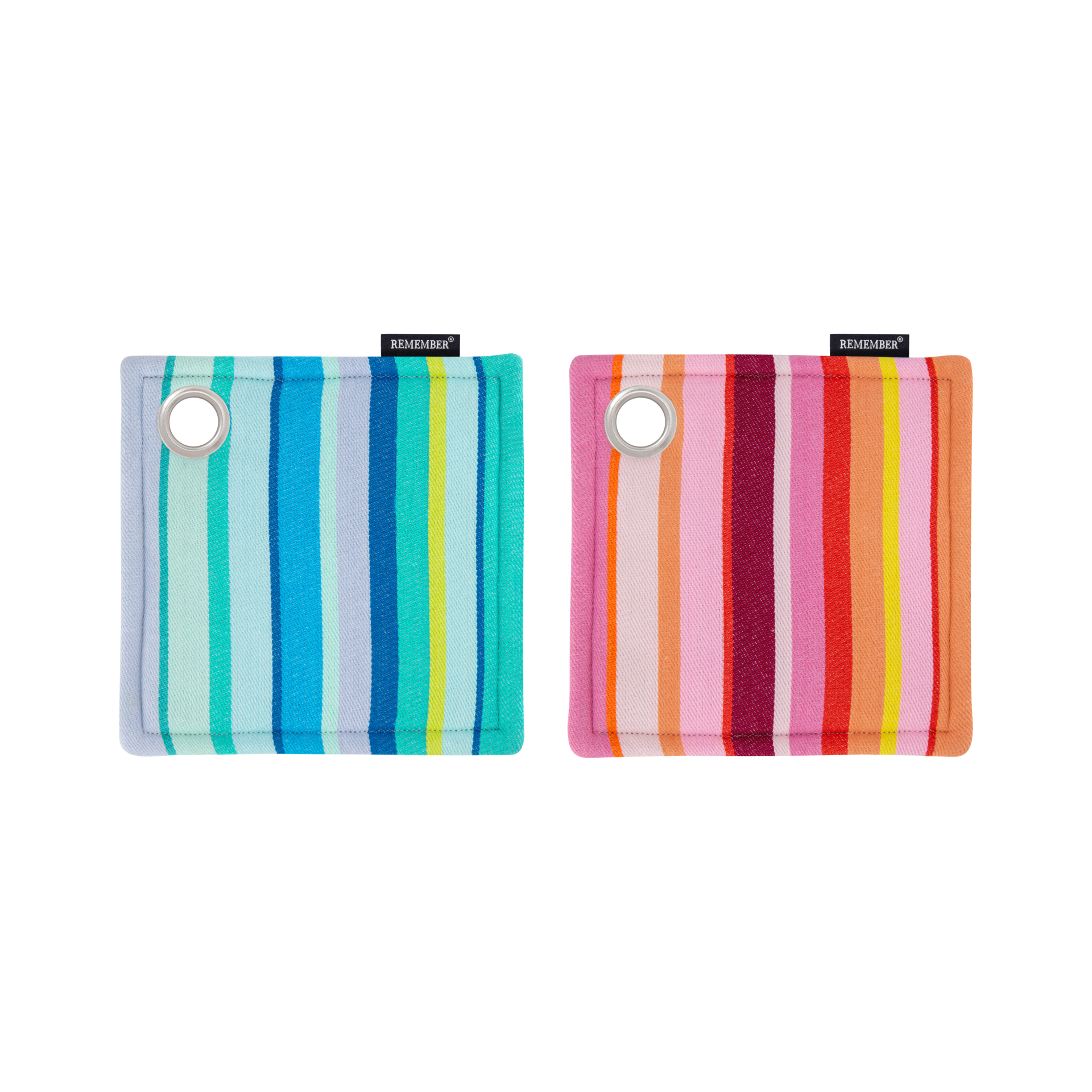 Set mit zwei Topflappen im Streifenmuster, links in Blau- und Grüntönen, rechts in Rosa- und Orangetönen, jeweils mit Metallösen und kleinem, schwarzem Logo-Etikett.