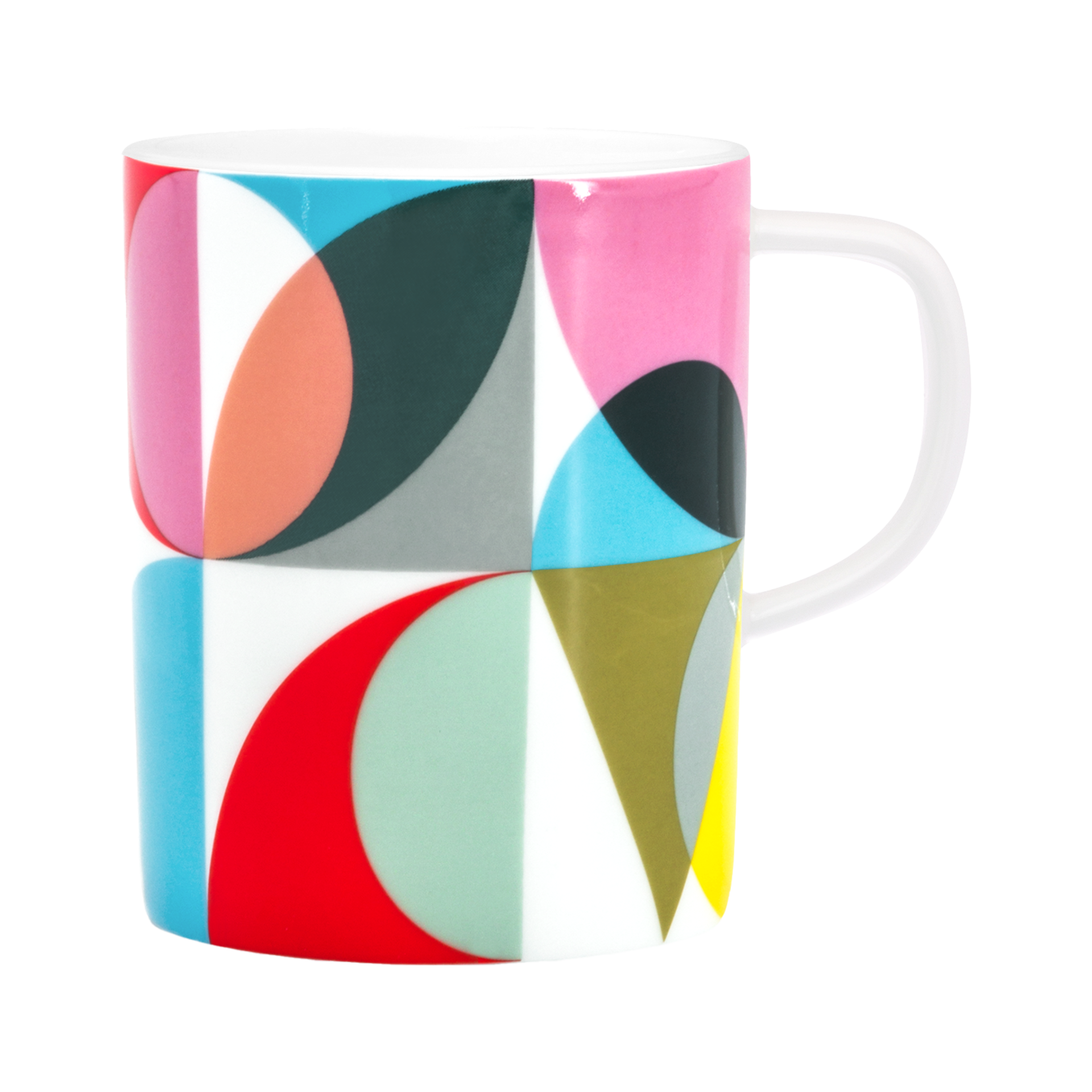 Eine 'Solena' Tasse mit Henkel. Das Porzellan ist mit abstrakten, bunten Farbflächen in geometrischen Formen verziert.