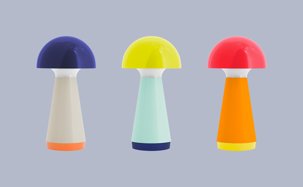 Drei bunte, pilzförmige Objekte stehen nebeneinander auf hellblauem Hintergrund. Jedes hat eine glänzende halbkugelige Kappe, weißen Hals, konischen Körper und flachen Sockel. Von links: blau/beige/orange, gelb/türkis/blau, rot/orange/gelb.