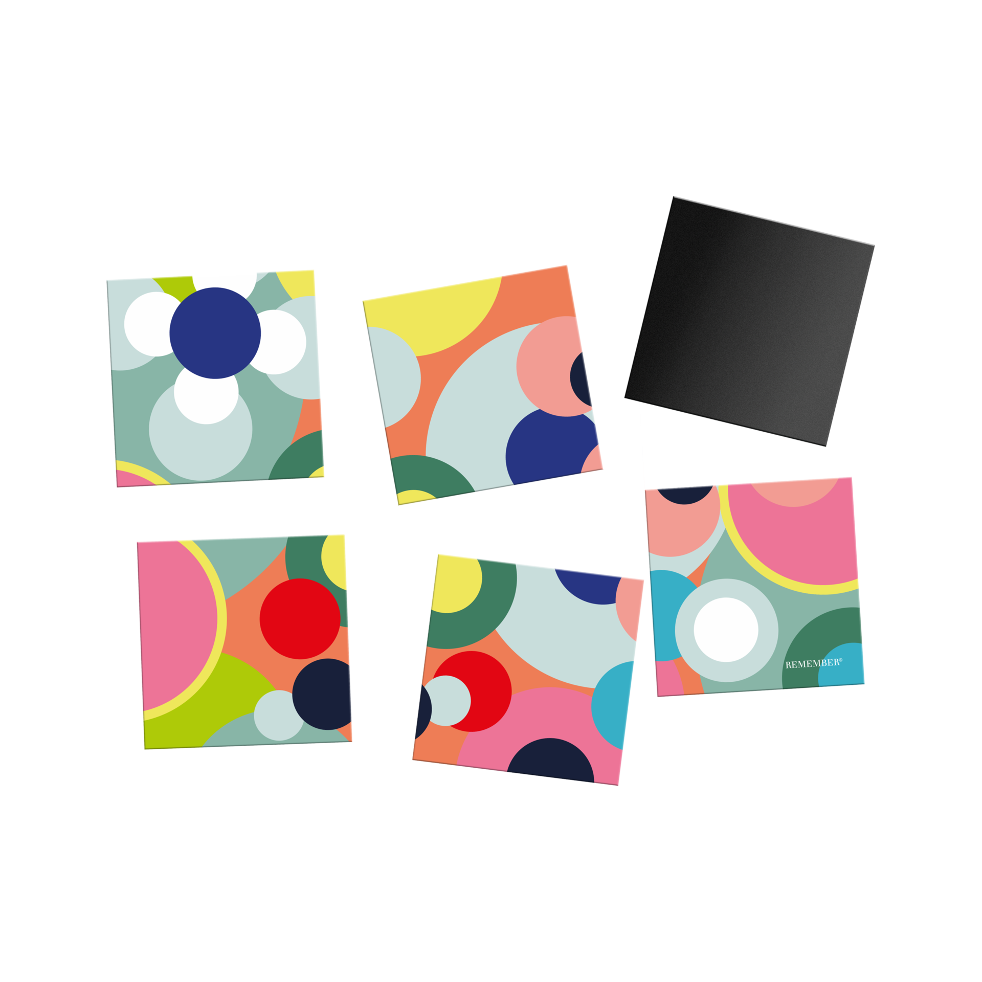 Six plaquettes magnétiques souples pour le réfrigérateur, formant un motif abstrait coloré de cercles et segments en croissant. Couleurs : bleu, rose, orange, jaune, vert, bleu clair. Une plaquette retournée, verso noir mat.