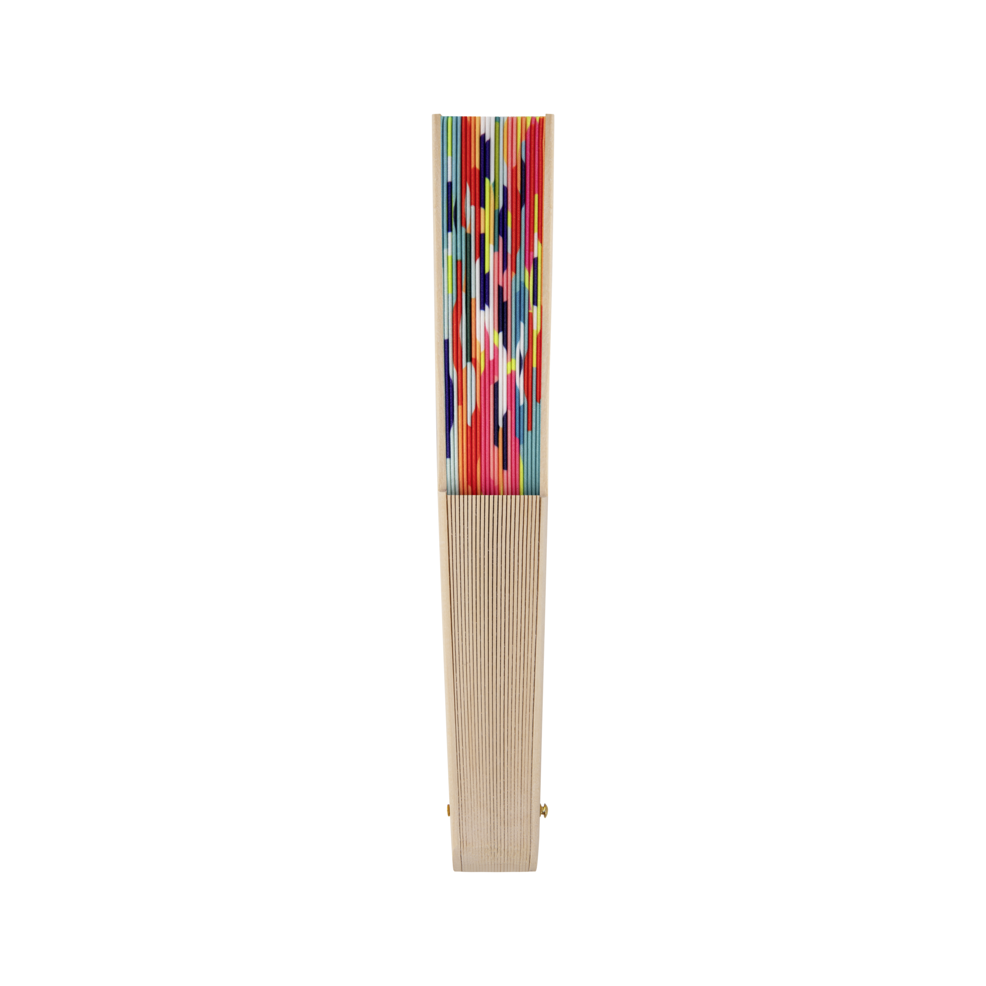 Ein Fächer, dessen unterer Teil aus Holzlamellen und der obere Teil aus bunt gestreiften Stoff besteht, ist geschlossen.