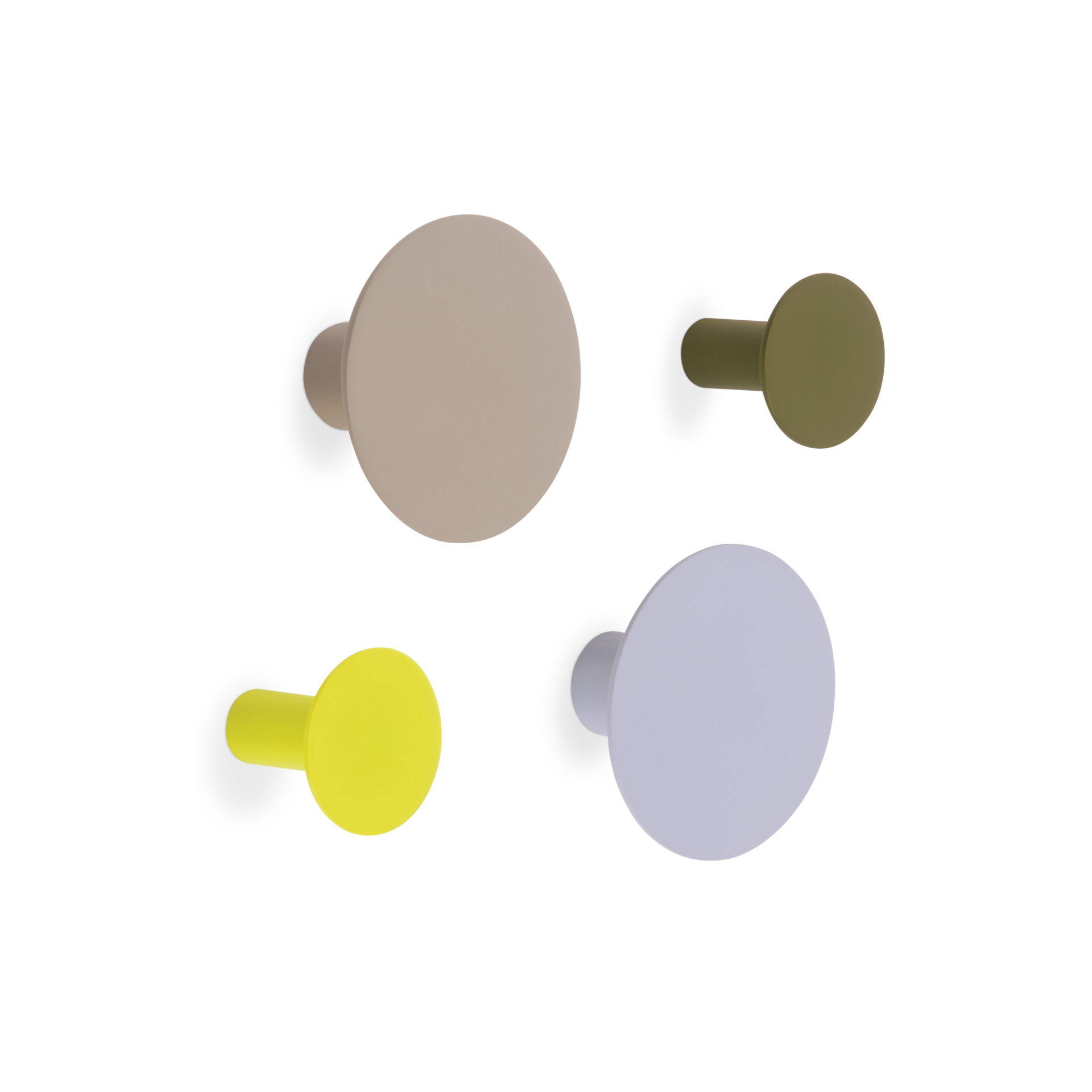 Vier verschiedenfarbige Wandhaken: Beige, Olivgrün, Gelb und Lila. Zwei größere und zwei kleinere runde Haken sind auf einem weißen Hintergrund zu sehen.