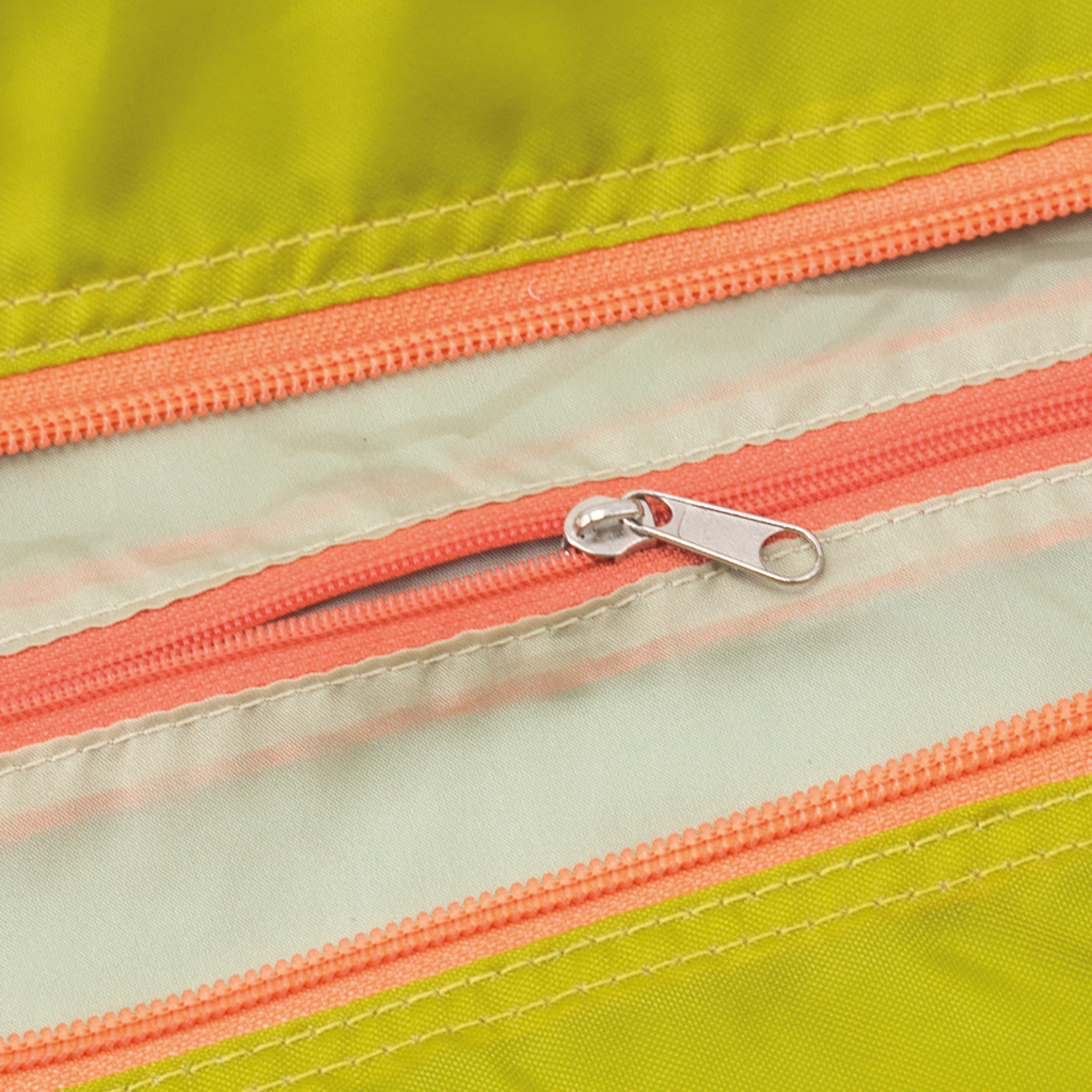 Detailaufnahme der 'Liz' Reisetasche: Sichtbarer Reißverschluss mit Zipper und grünem Stoff.
