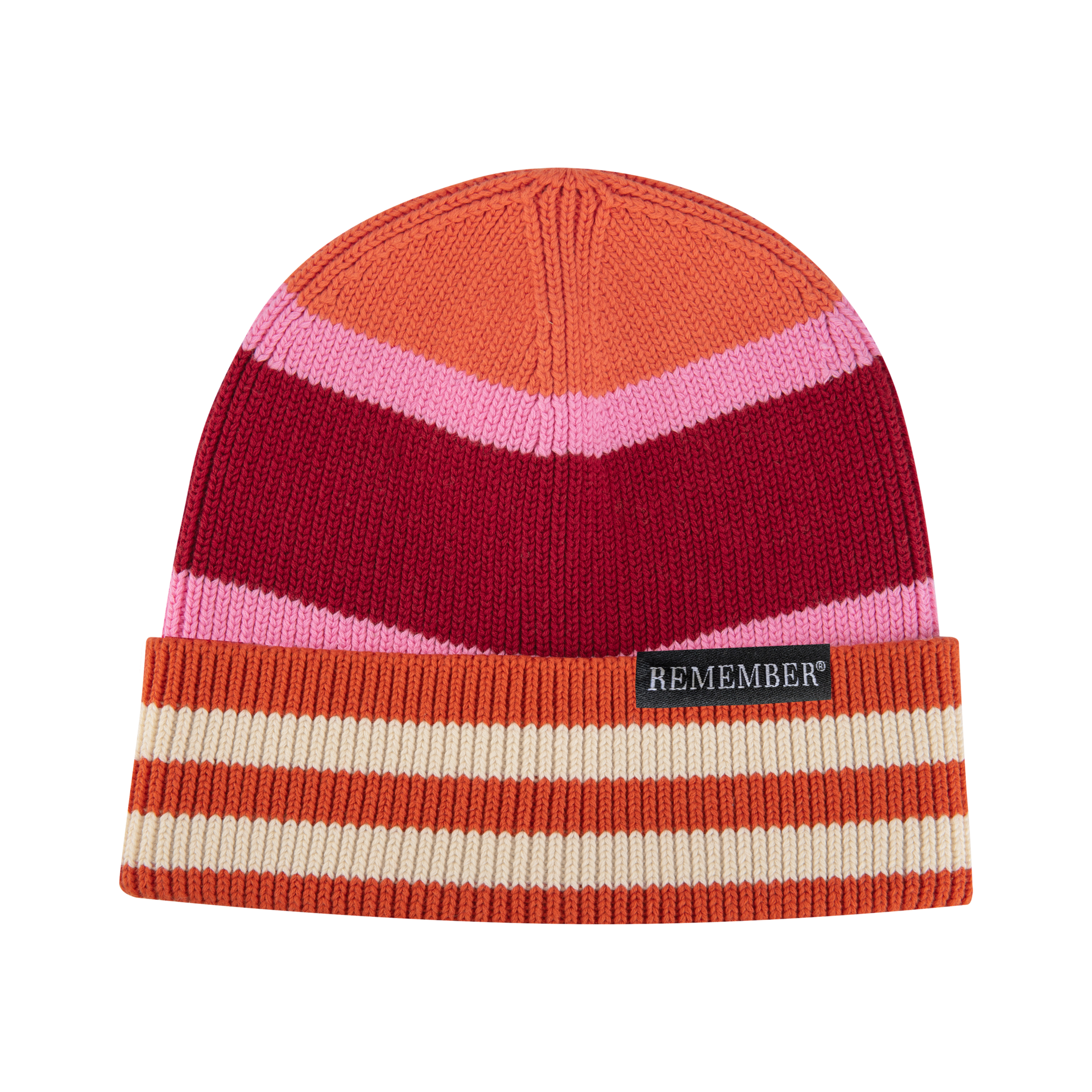 Bonnet en coton tricoté de style « beanie » à rayures. Motif en chevrons sur le dessus, dans des tons orange vif, rose et rouge cerise foncé. Bord rabattu horizontal dans les tons orange et beige. Étiquette noire avec l’inscription blanche «REMEMBER® ».