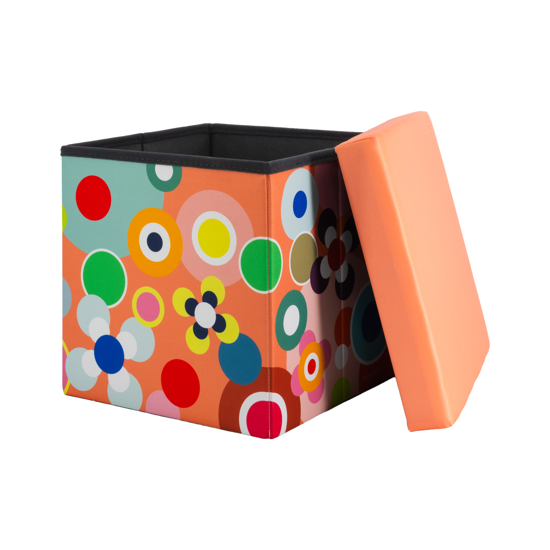 Boîte-siège carrée aux couleurs vives, avec couvercle orange ouvert servant d'assise. Parois ornées d'un motif de cercles et fleurs stylisées multicolores sur fond orange. Intérieur foncé avec rangement.