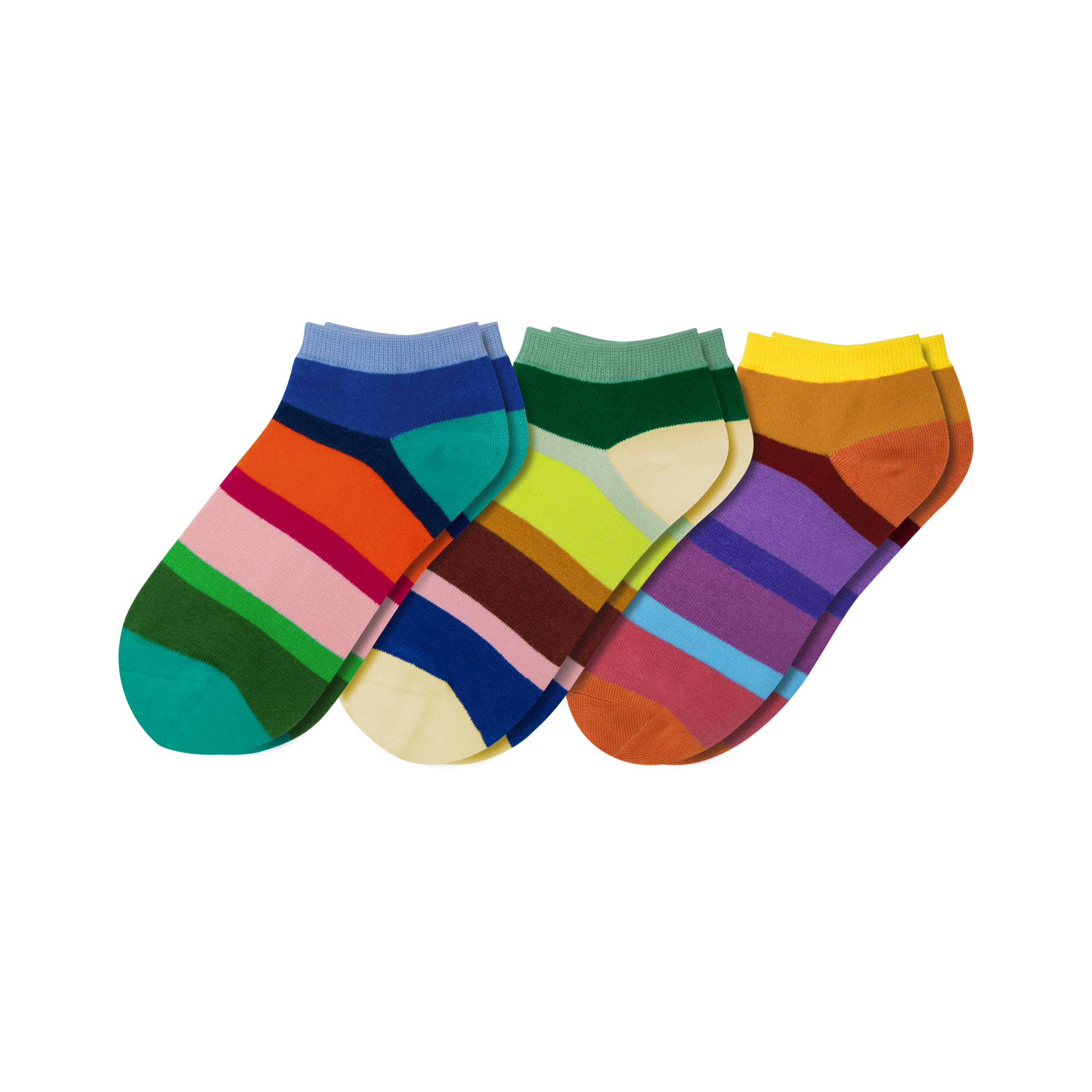 Drei Paar Sneakersocken, jedes mit bunten, horizontalen Streifen, liegen nebeneinander. Die Socken haben unterschiedliche Farbkombinationen.
