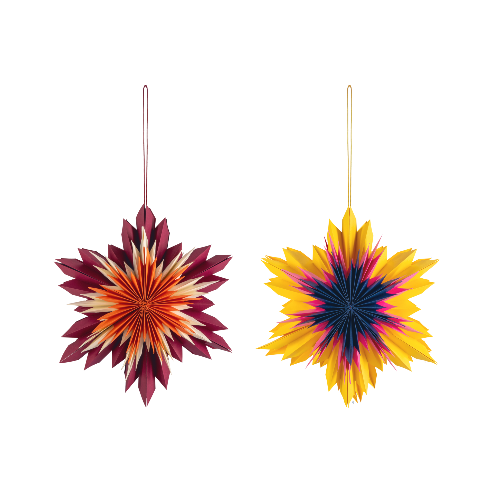 Deux étoiles décoratives en papier du lot Nova, avec boucle de suspension. À gauche, une étoile rouge foncé au centre orange-crème ; à droite, une étoile jaune vif au cœur bleu foncé-magenta. Motif plissé détaillé.