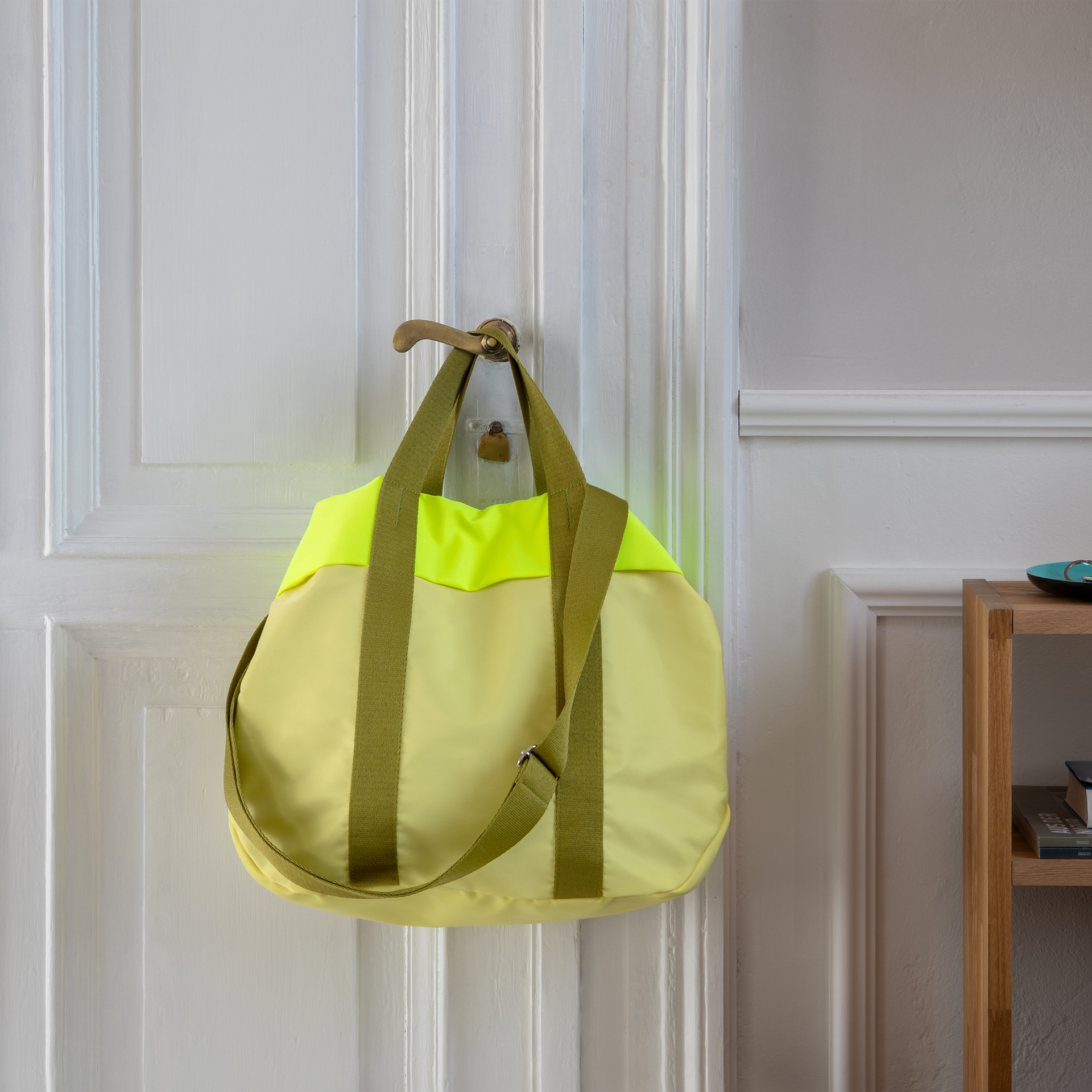 Sac cabas de couleur citron vert avec bretelles et bandoulière vert olive sur fond blanc.