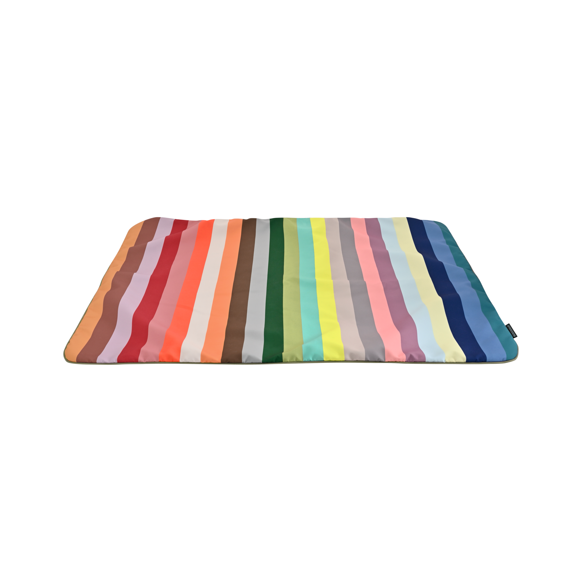 Couverture pour chien colorée, ornée de multiples rayures verticales rouge, orange, vert, bleu et pastel. Rectangulaire, douce et rembourrée, motif plat sur fond blanc. Petite étiquette sur le bord. Idéale fauteuil, lit ou canapé.
