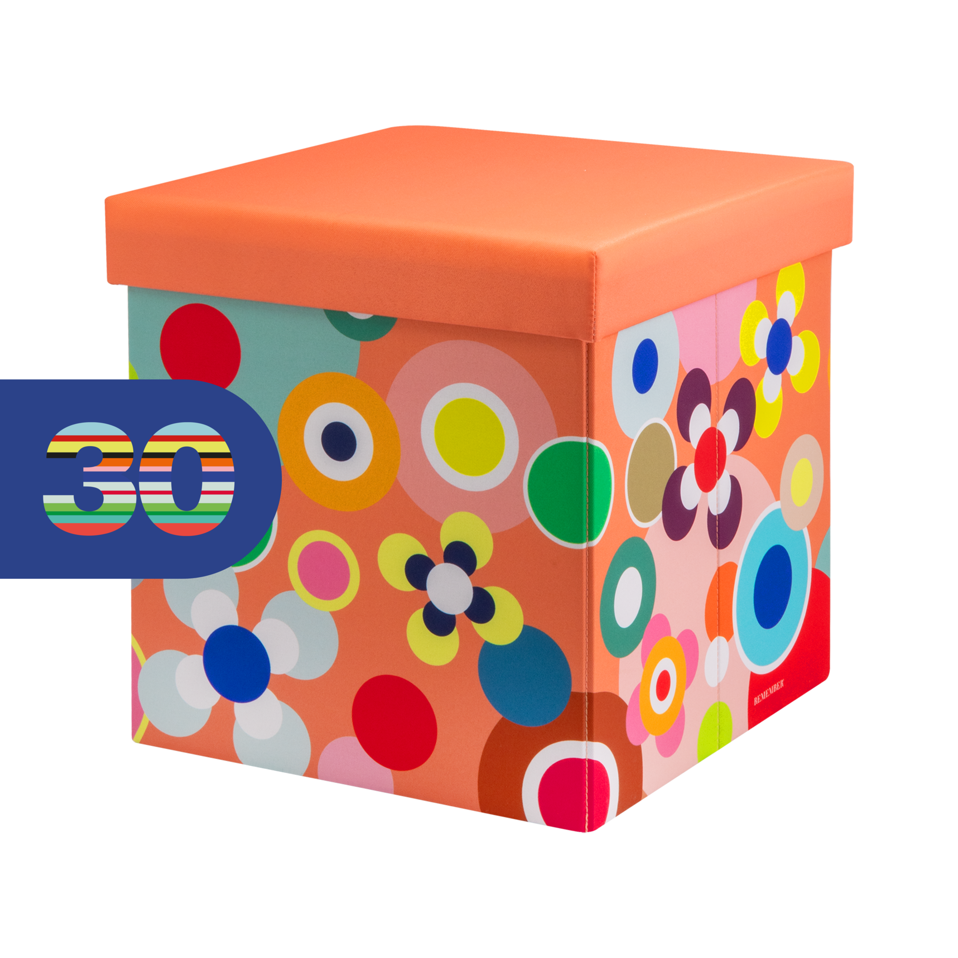 Boîte-siège carrée dotée d’un couvercle rembourré amovible de couleur orange. Les côtés sont ornés d’un motif vif et coloré composé de fleurs et de cercles stylisés dans les tons rouge, bleu, vert, jaune, rose et bleu clair, sur un fond orange clair.