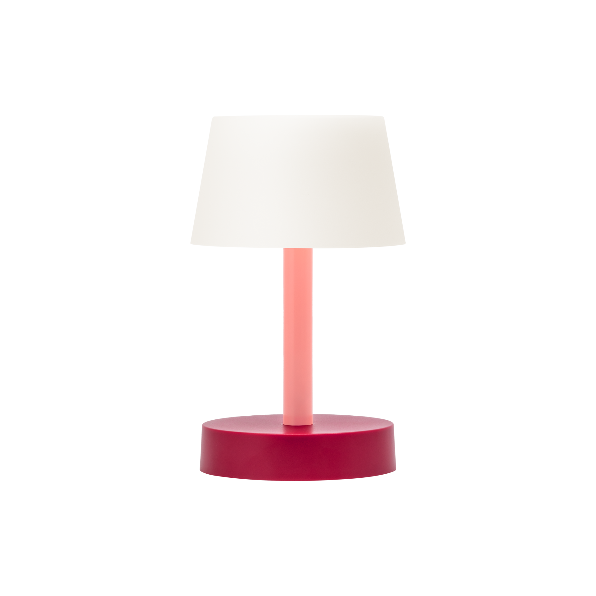 Lampe de table indépendante 'Fritz' en corail. La lampe a un abat-jour blanc, une tige de couleur corail et un pied rond de couleur corail.