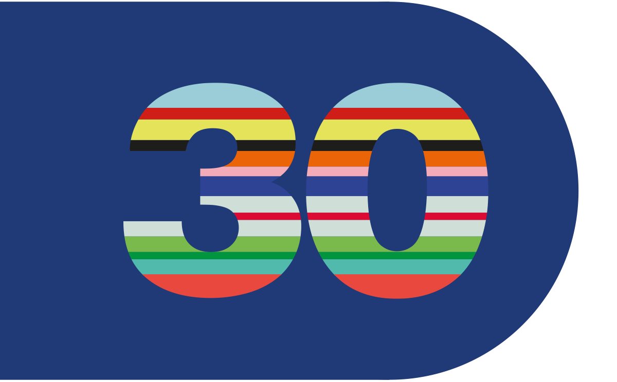 Die Zahl 30, mit horizontalen bunten Streifen gefüllt, ist auf dunkelblauem, abgerundetem Hintergrund platziert.