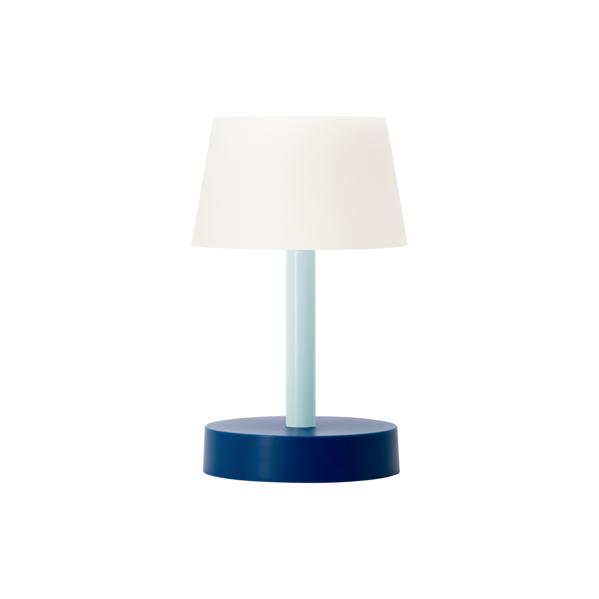 Lampe de table indépendante Fritz 'sky' : pied cylindrique bleu foncé, tige bleu clair, abat-jour conique blanc.