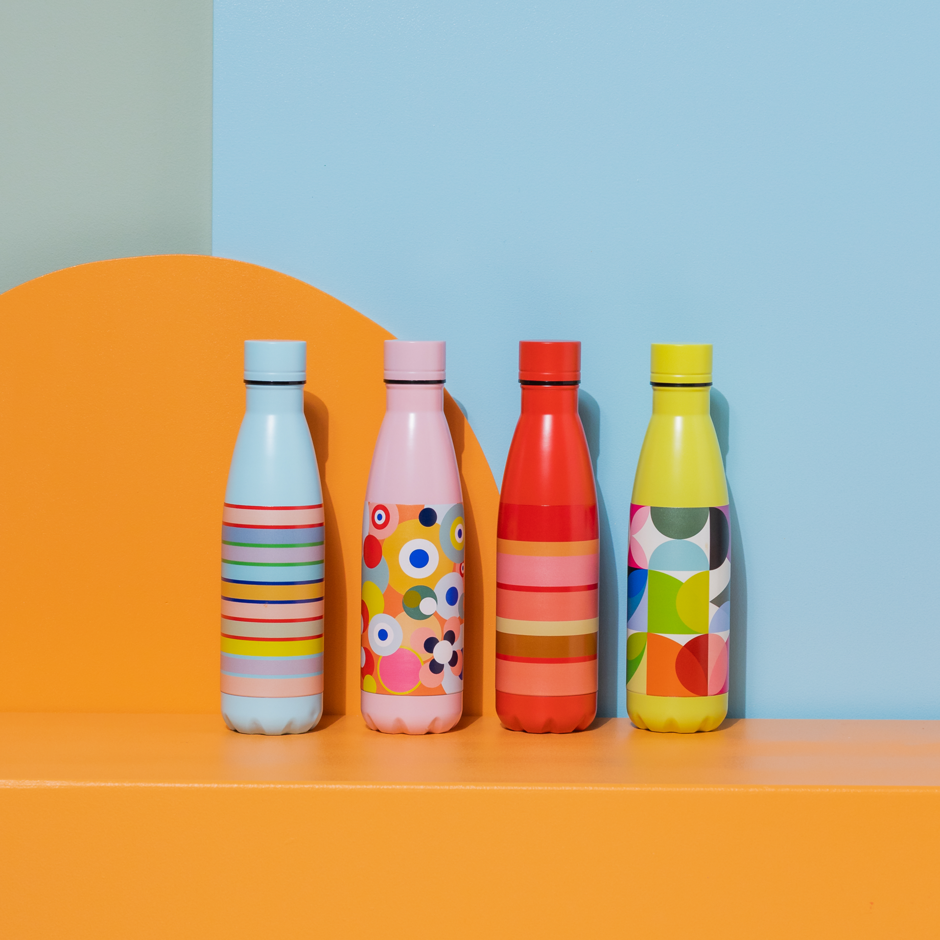 Türkisfarbene Edelstahl-Trinkflasche „Remember 30“ mit bunten horizontalen Streifen. Links daneben ist die Zahl „30“ in einem blauen Feld.