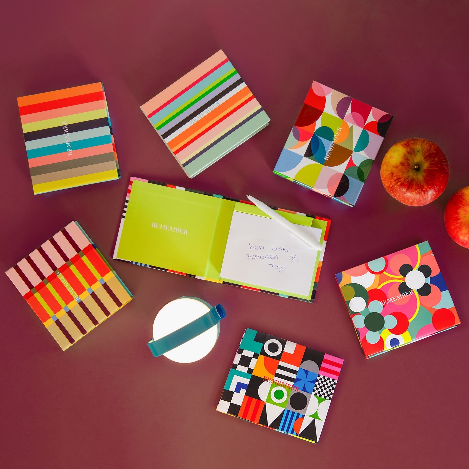 Lot de blocs-notes autocollants Memolino multicolores. En haut, un motif abstrait et dynamique de cercles colorés rose, vert, orange, rouge, jaune et bleu. Au centre, l'inscription «REMEMBER». À gauche, le chiffre « 30 » en bleu.