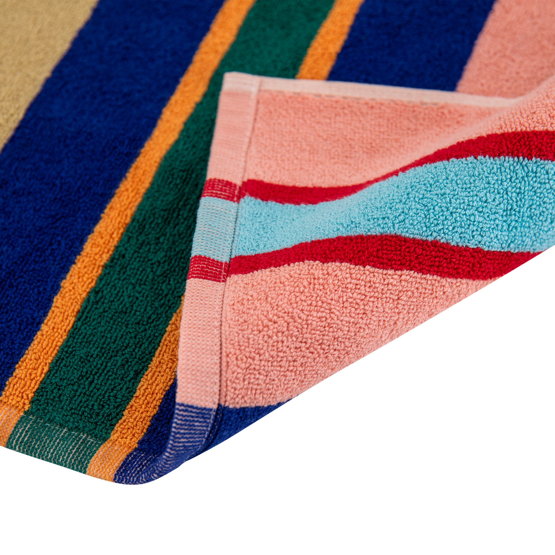 Une vue détaillée d'une couverture de plage douce et colorée avec des rayures bleues, vertes, orange et beiges. Une fois retournée, elle présente une autre bande avec des rayures rose clair, rouges et turquoises.
