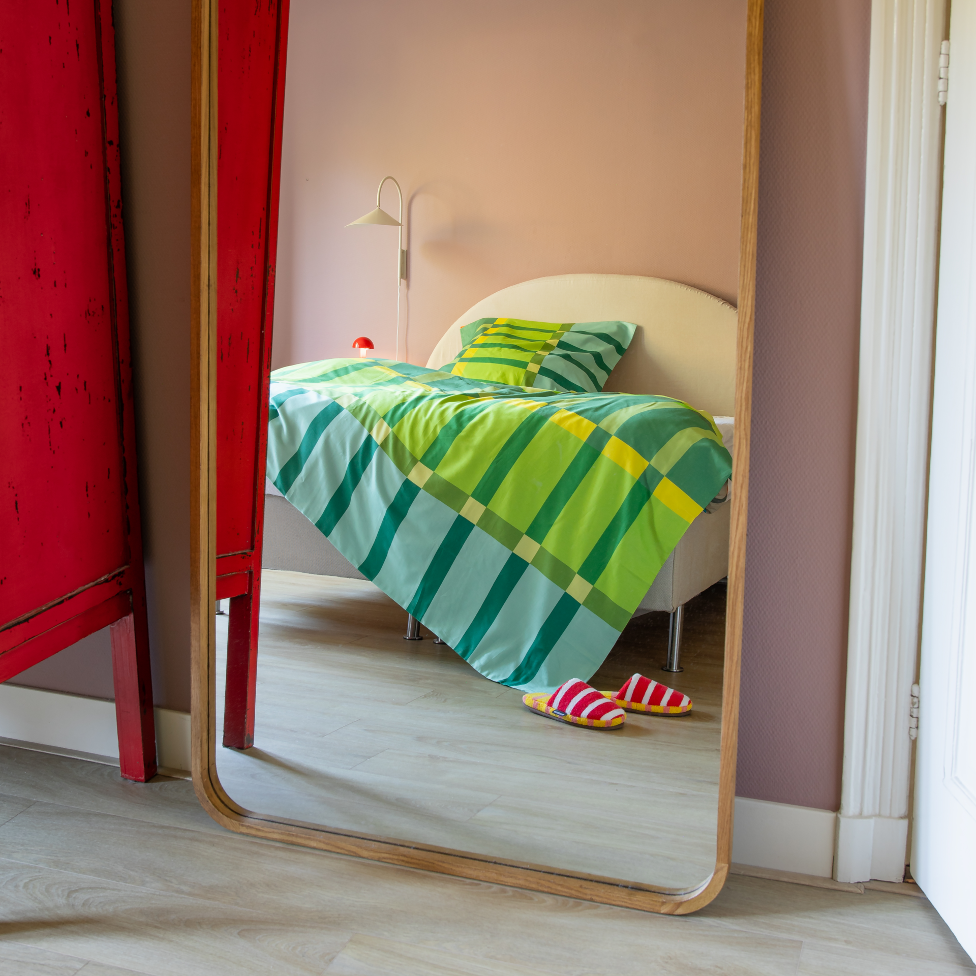 Linge de lit « Vito » au motif géométrique de larges rayures horizontales et verticales en tons de vert, bleu clair et turquoise. De fines touches jaunes structurent les motifs. Housse de couette et taies en satin Mako.