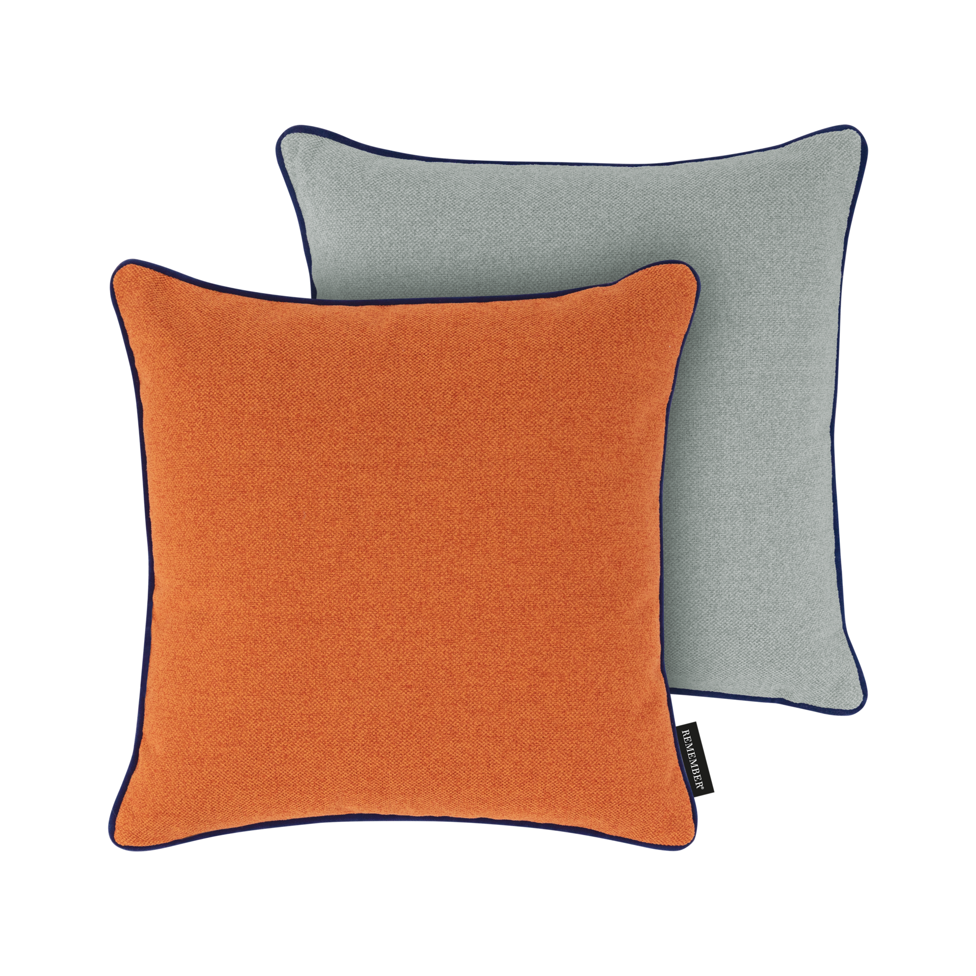 Quadratisches Kissen 'Peanut' in Orange mit blauer Paspel. Im Hintergrund ein weiteres Kissen in Grau, ebenfalls mit blauer Paspel.