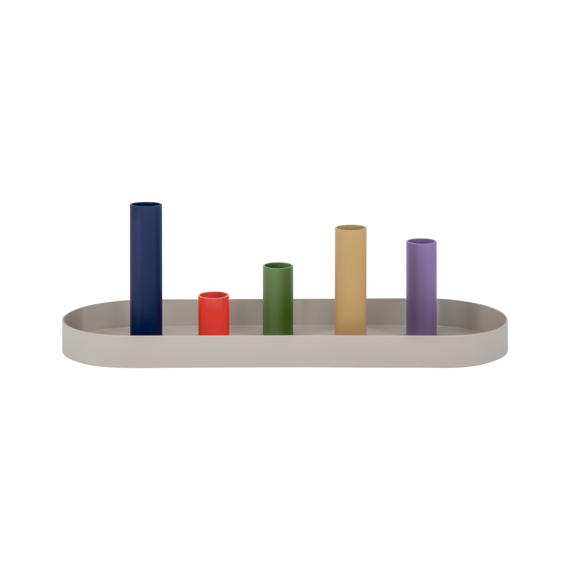 Ovale, graue Ablage mit fünf verschiedenfarbigen, zylindrischen Kerzenhaltern in Blau, Rot, Grün, Beige und Lila.
