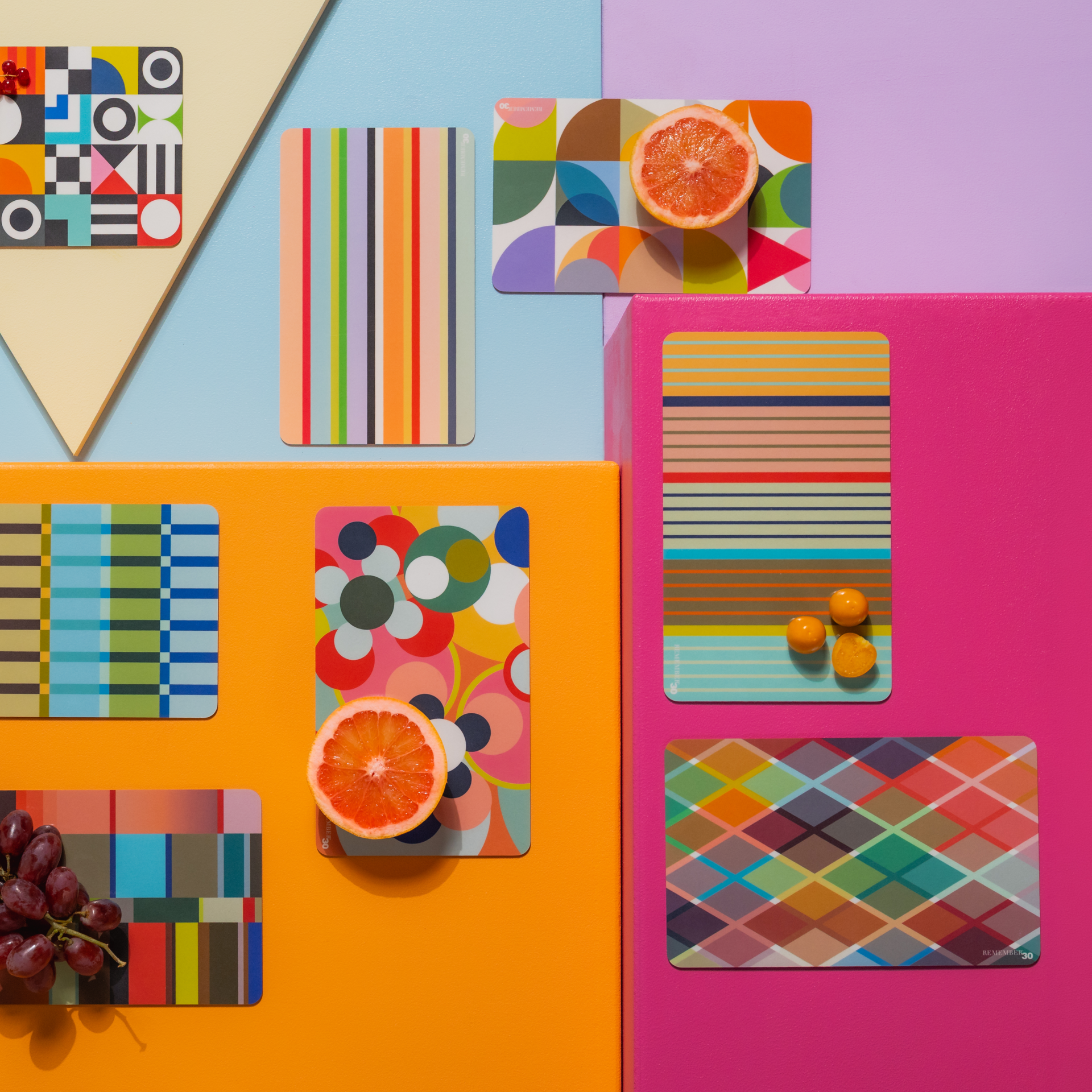 Das farbenfrohe Frühstücksbrettchen „Verano 'Remember 30'“ mit Streifenmuster und der Zahl 30 ist ein Must-have für Ihr Home-Dekor. Das Design ist geprägt von bunten, vertikalen Streifen in verschiedenen Farbtönen.