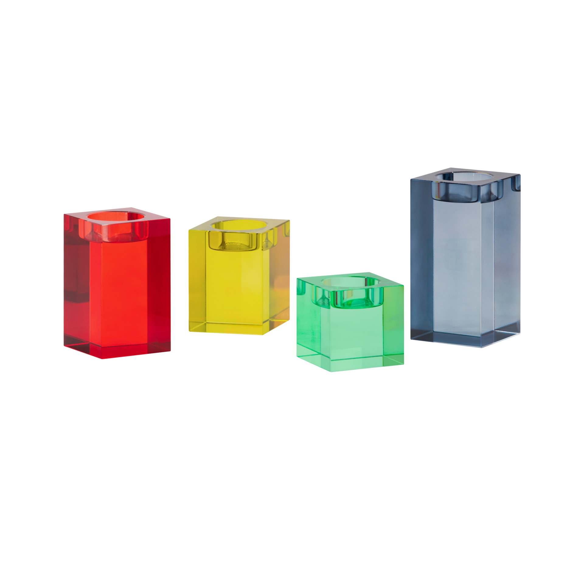 Vier farbige Glasblock-Kerzenhalter 'Vela' in Rot, Gelb, Grün und Grau. Die Kerzenhalter sind quaderförmig mit Aussparungen für Teelichter.