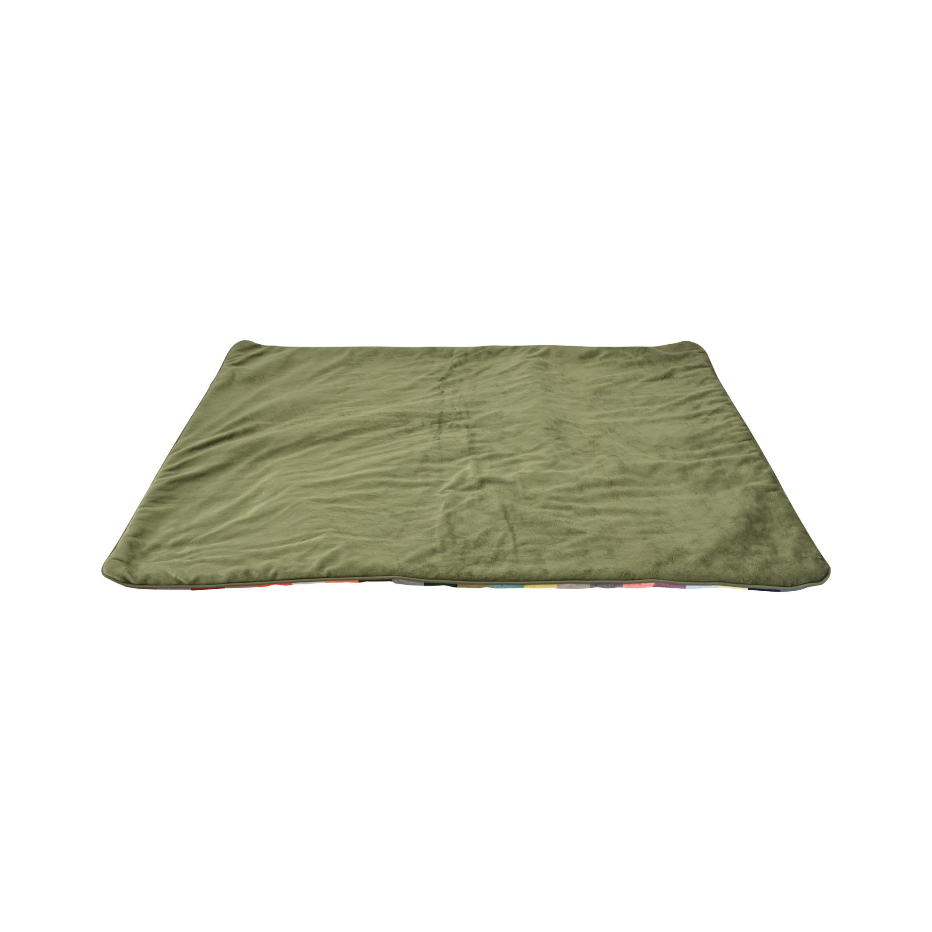 Couverture rectangulaire pour chien Ronja, à poser à plat, de couleur vert olive sur le dessus et légèrement froissée, elle est douce et douillette. Sur les bords, l'envers présente un motif à rayures multicolores. Dimensions : 120 x 85 cm, en polyester.