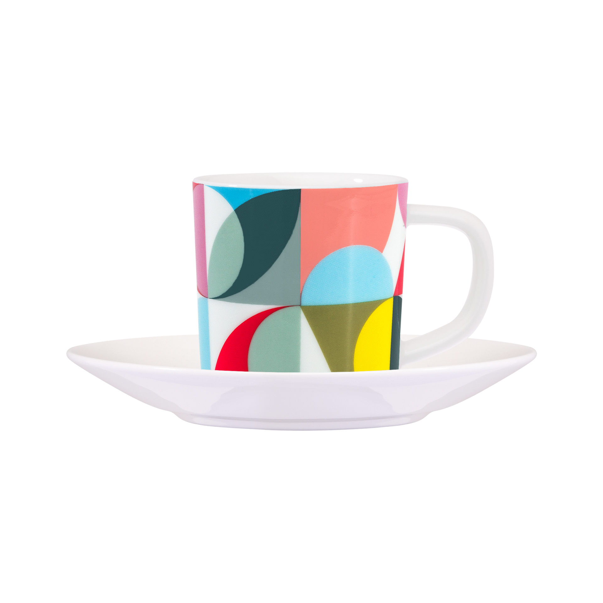 Espressotasse 'Solena' auf Unterteller. Das farbenfrohe Tassenmuster besteht aus geometrischen Formen in Rot, Blau, Grün und Gelb. Das Geschirr ist aus Porzellan.