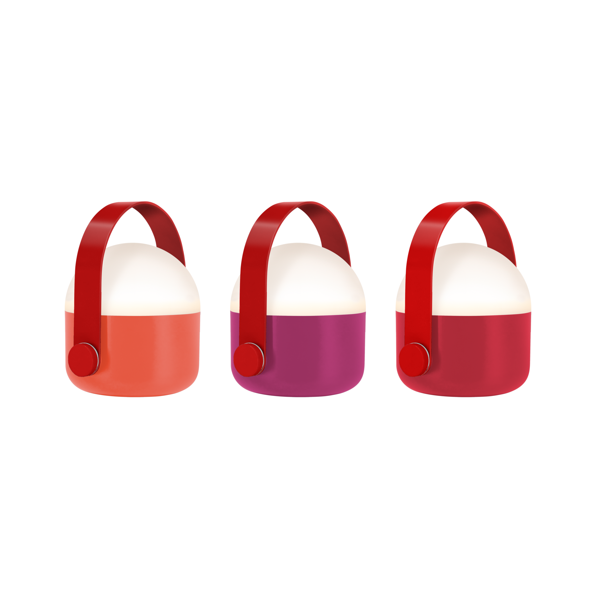 Drei tragbare OLE mini LED-Leuchten mit roten Griffen. Die warmweiß leuchtenden Schirme sitzen auf farbigen Basen in Korallenrot, Violett und Dunkelrot. Ein seitlicher Knopf dient als Dimmer, ideal für flexibles Akzentlicht.